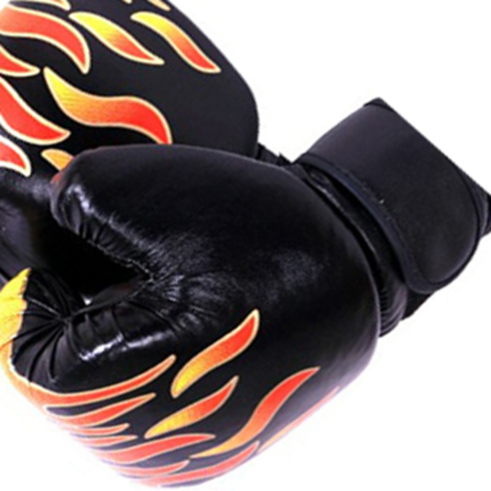 Schwarze Boxhandschuhe mit Flammenmuster in Orange und Gelb.