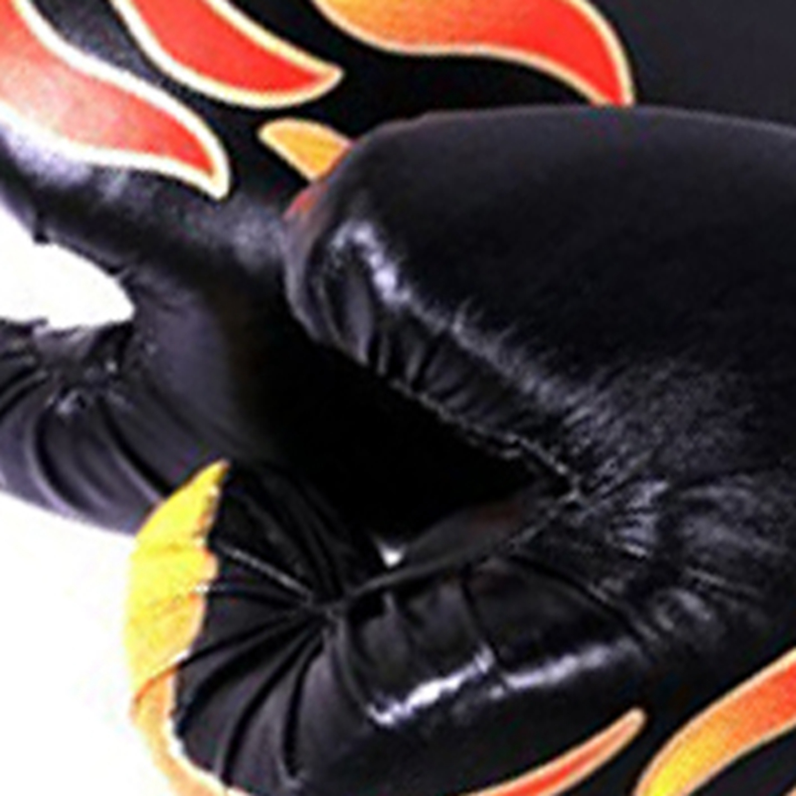 Schwarze Boxhandschuhe mit Flammenmuster in Orange und Rot.