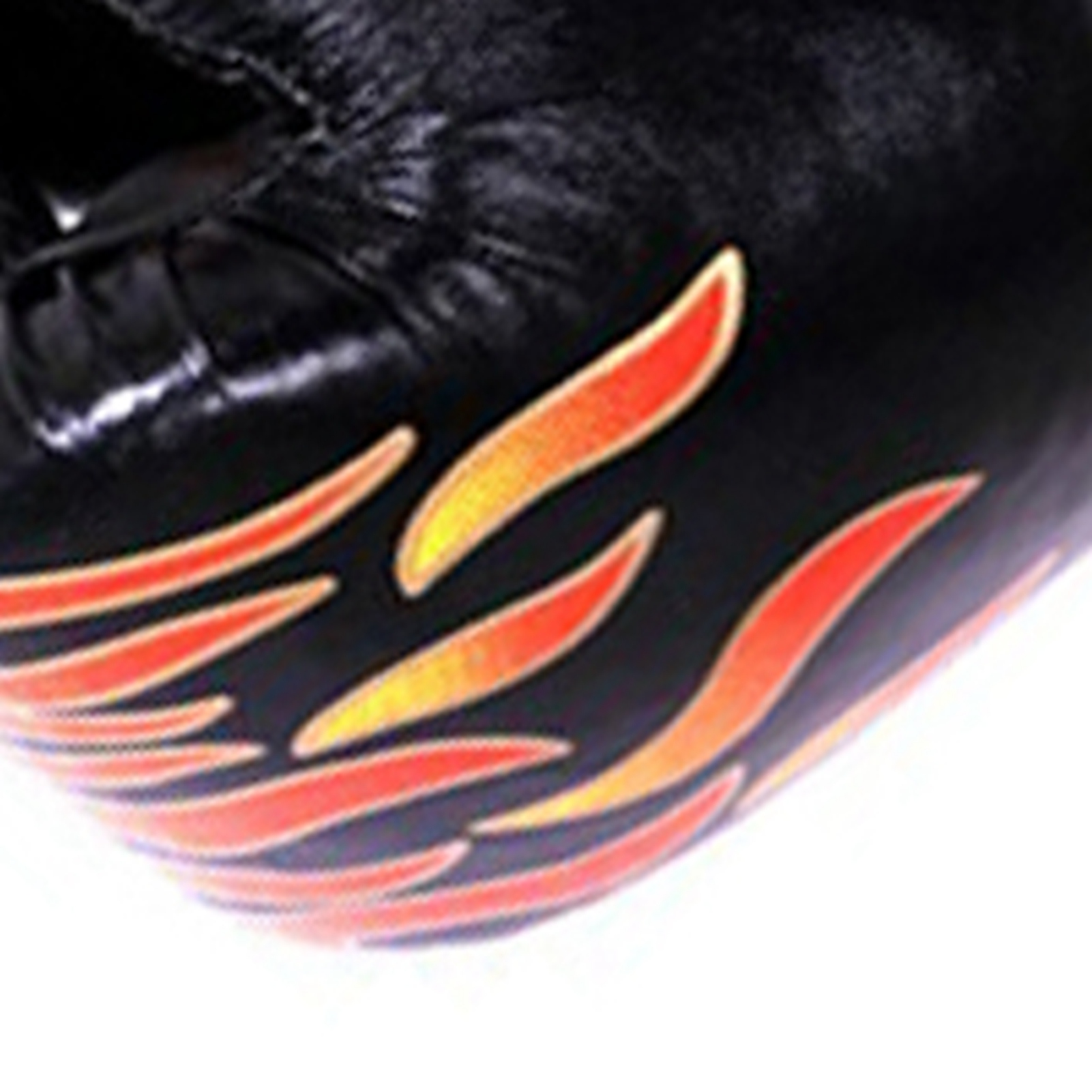 Schwarzer Boxhandschuh mit roten und gelben Flammen.