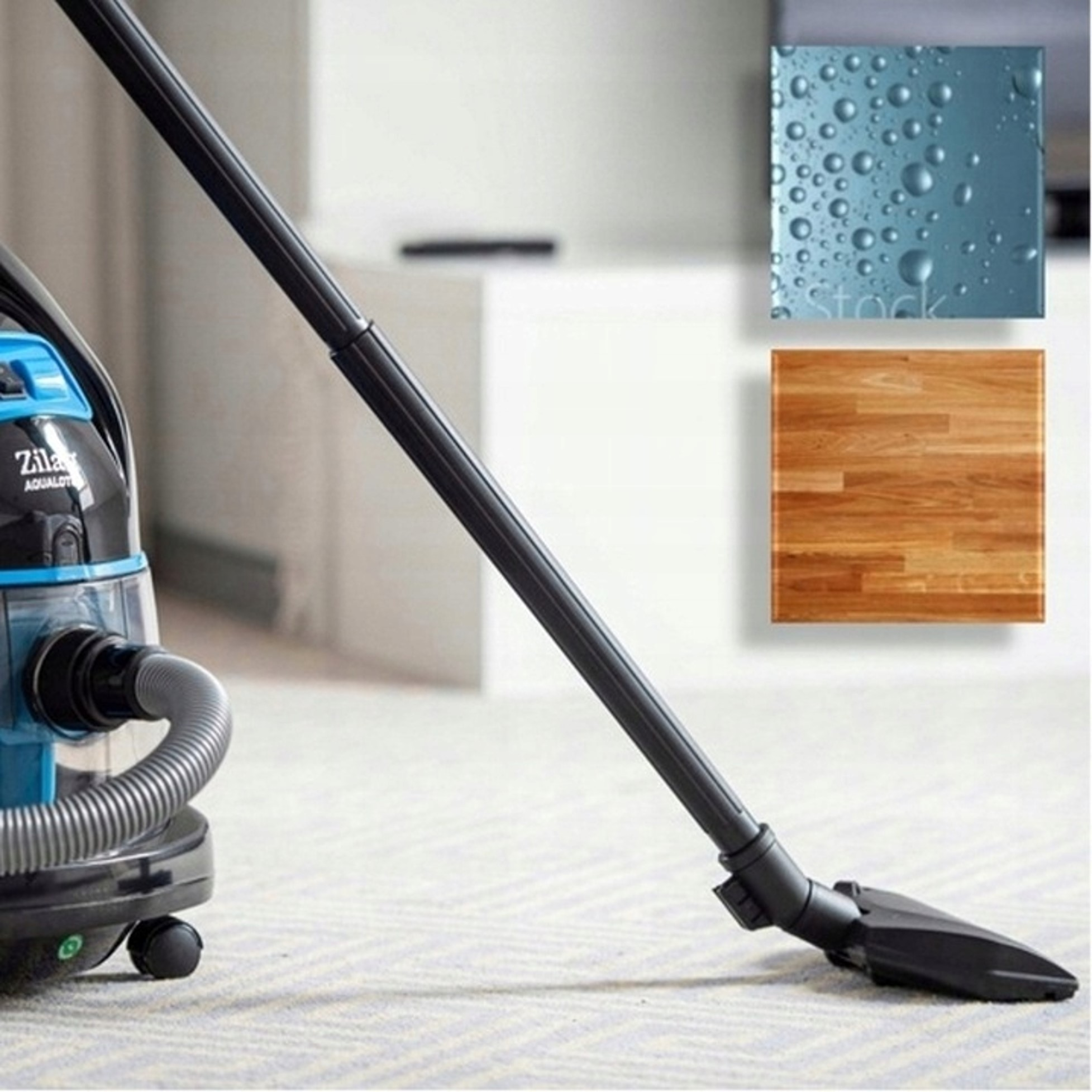 Czarno-niebieski odkurzacz z długą czarną rączką i dyszą na jasnym, wzorzystym dywanie. Dwie kwadratowe próbki widoczne w tle: jedna z kropelkami wody na niebieskiej powierzchni, druga z drewnianym wzorem.
