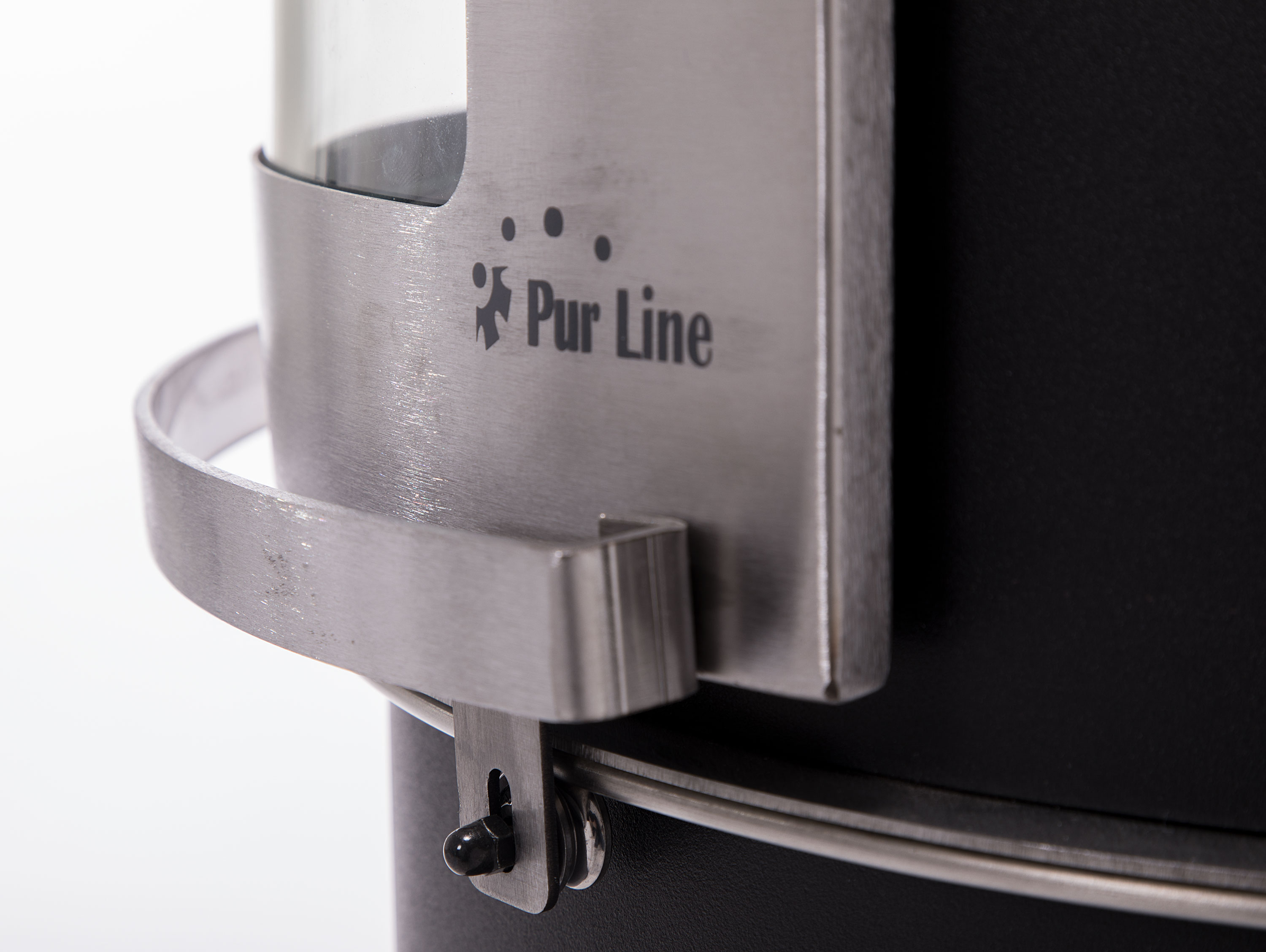 Primer plano de un asa plateada en un electrodoméstico negro con el logo Pur Line.