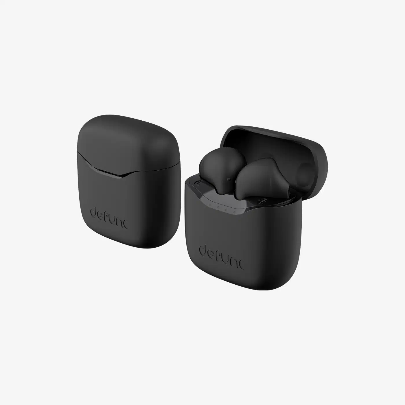 Due custodie nere per auricolari wireless Defunc su sfondo bianco. Una custodia è chiusa, l'altra è aperta con gli auricolari all'interno.