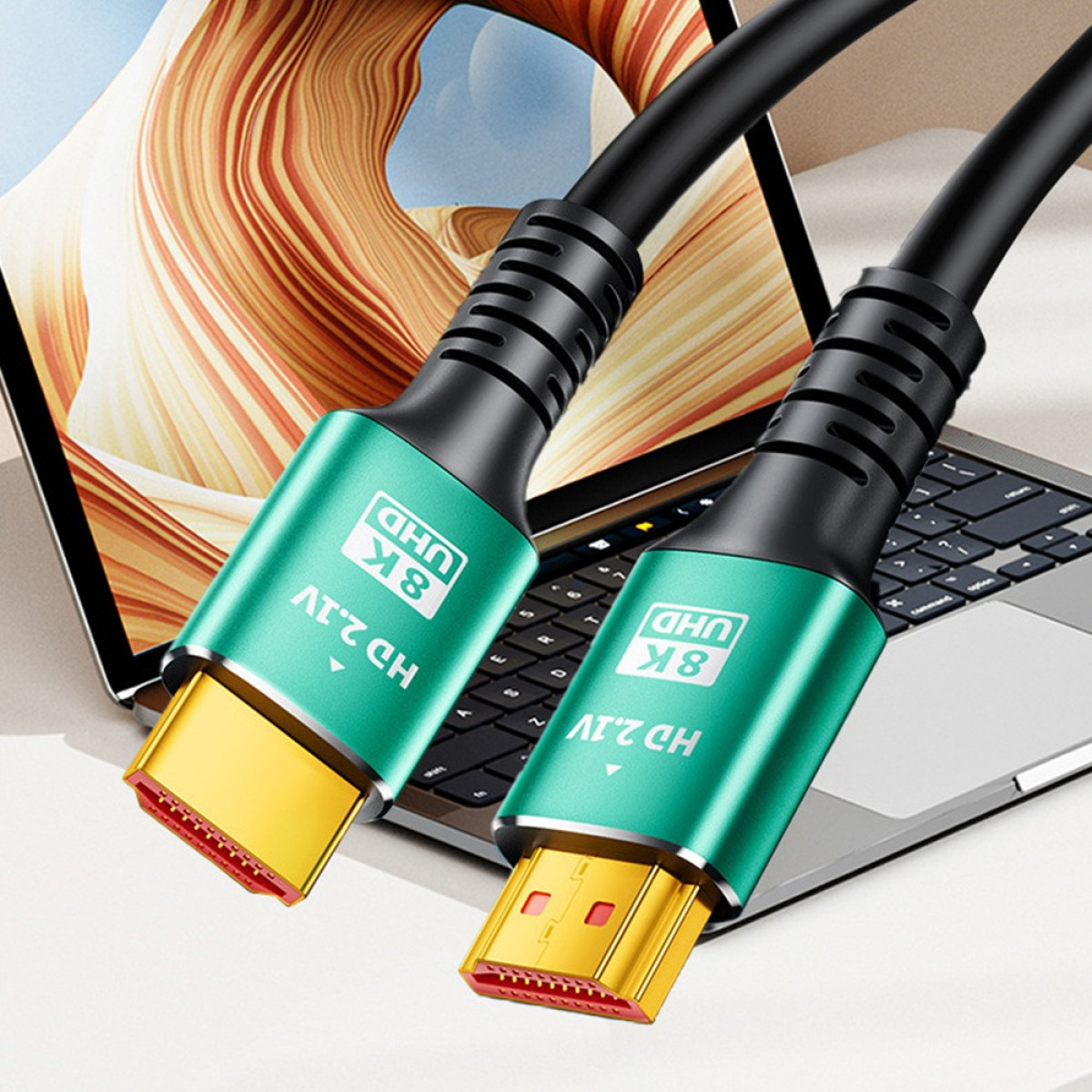 Dwa zielone kable HDMI z nadrukiem 8K UHD leżą na otwartej klawiaturze laptopa.