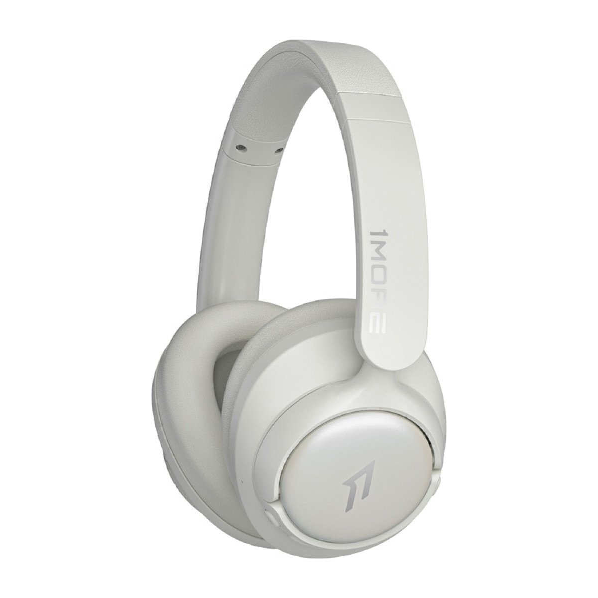 Ein Paar weiße 1MORE Over-Ear-Kopfhörer mit dem Markenlogo auf dem Kopfbügel und den Ohrmuscheln, schräg vor einem weißen Hintergrund.