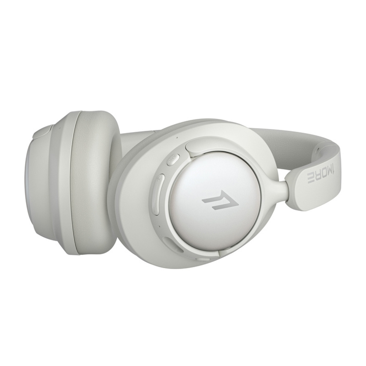 Ein Paar weiße kabellose Over-Ear-Kopfhörer mit silbernem Logo liegen auf einem weißen Hintergrund.