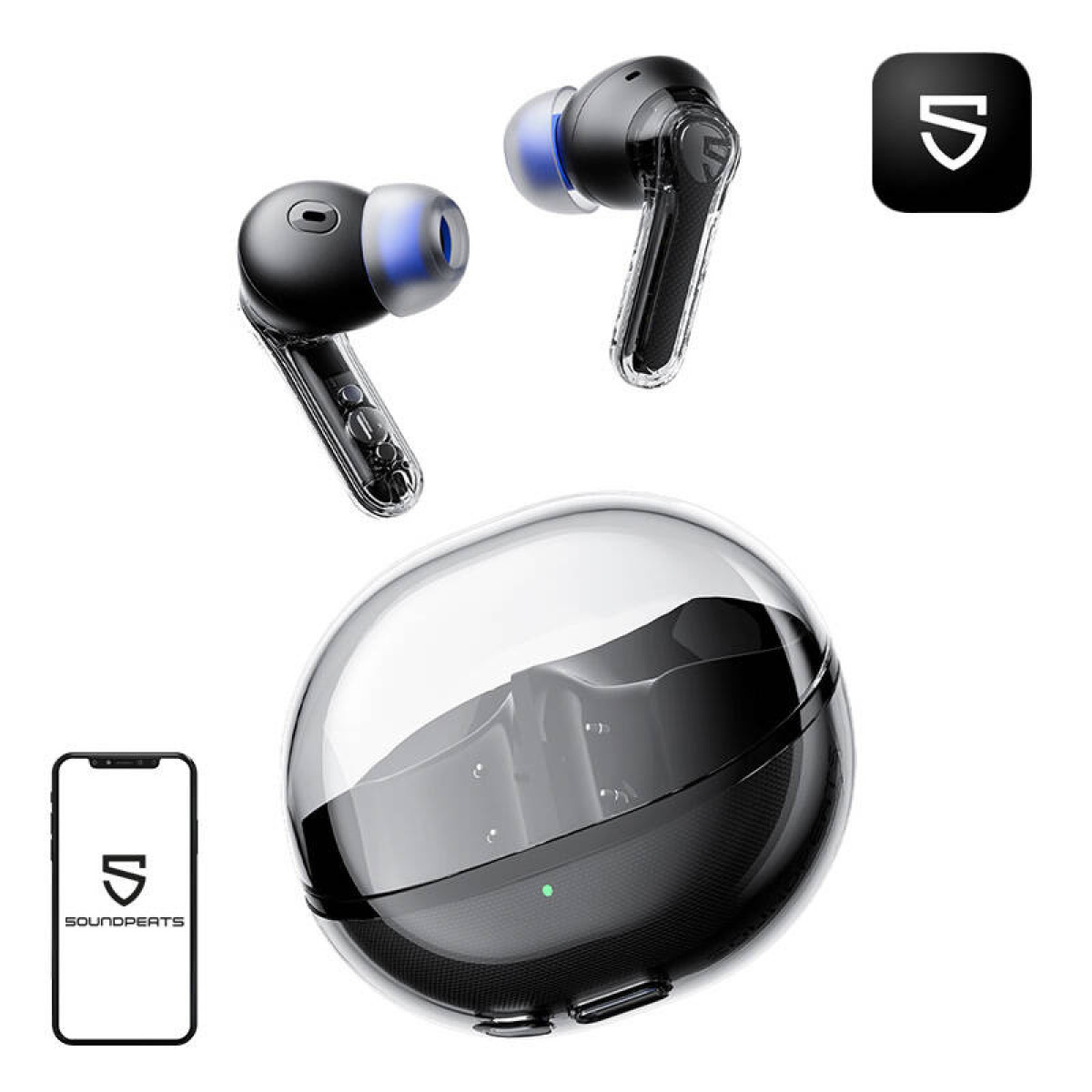 Zwei schwarze Ohrhörer mit blauen Spitzen schweben über einem transparenten Ladecase, daneben ein Telefon mit einer App.