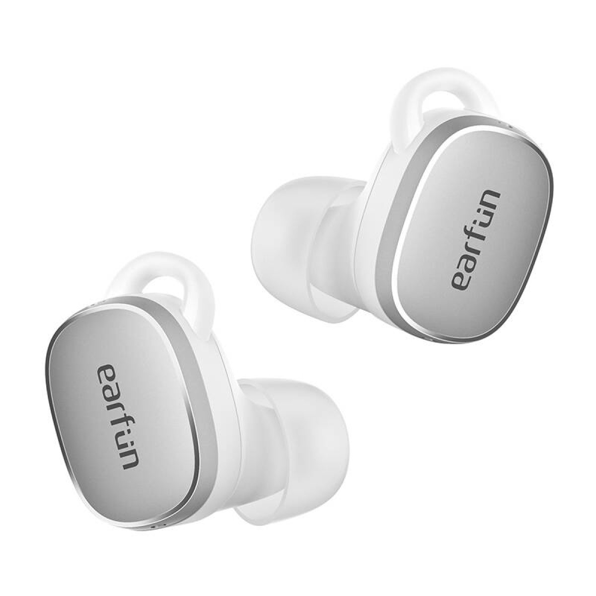 Zwei weiße Earbuds mit silbernen Akzenten und dem Logo 'earfun'.