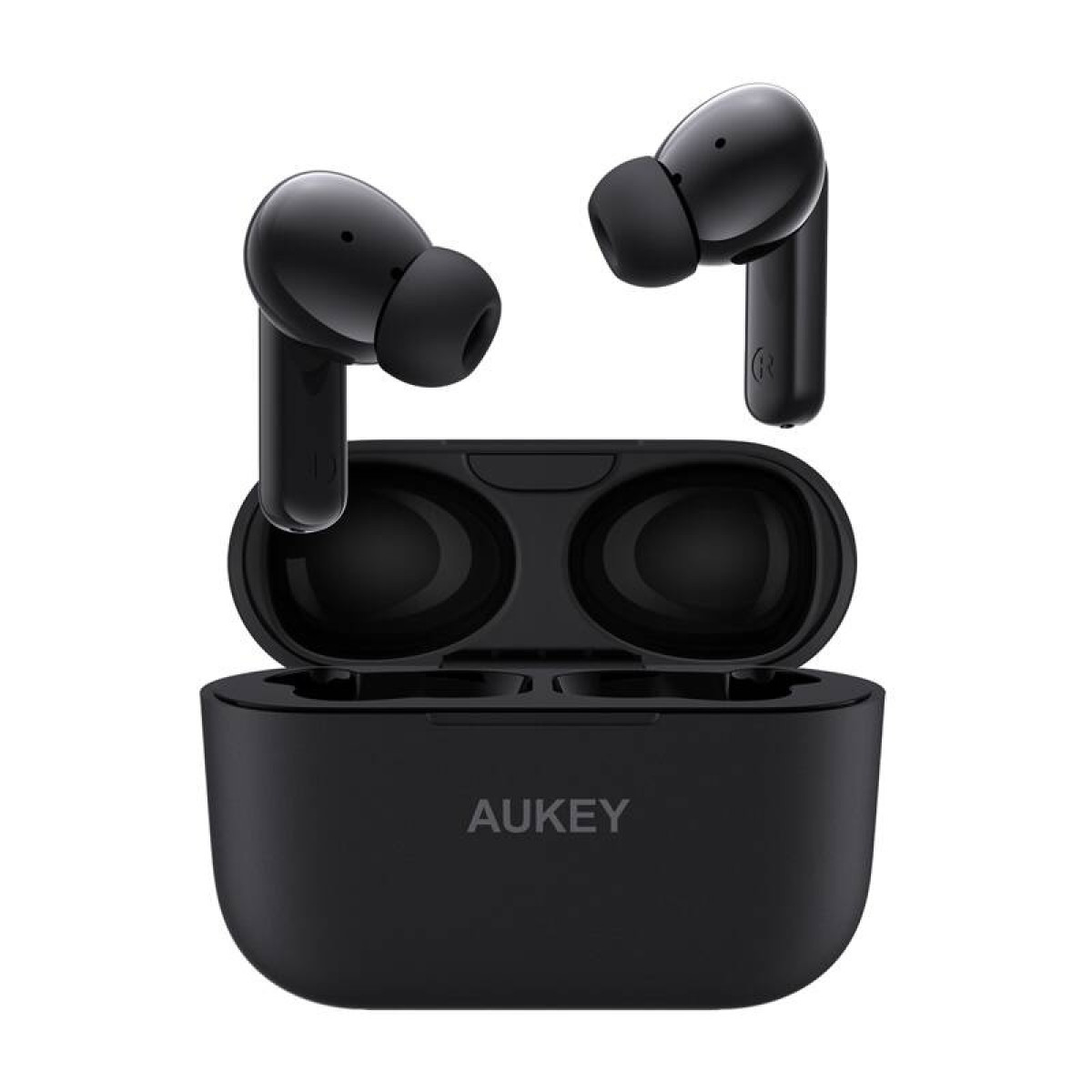 Ein Paar schwarze kabellose Aukey-Ohrhörer sind mit ihrer Ladeschale abgebildet. Ein Ohrhörer schwebt über jedem offenen Fach.