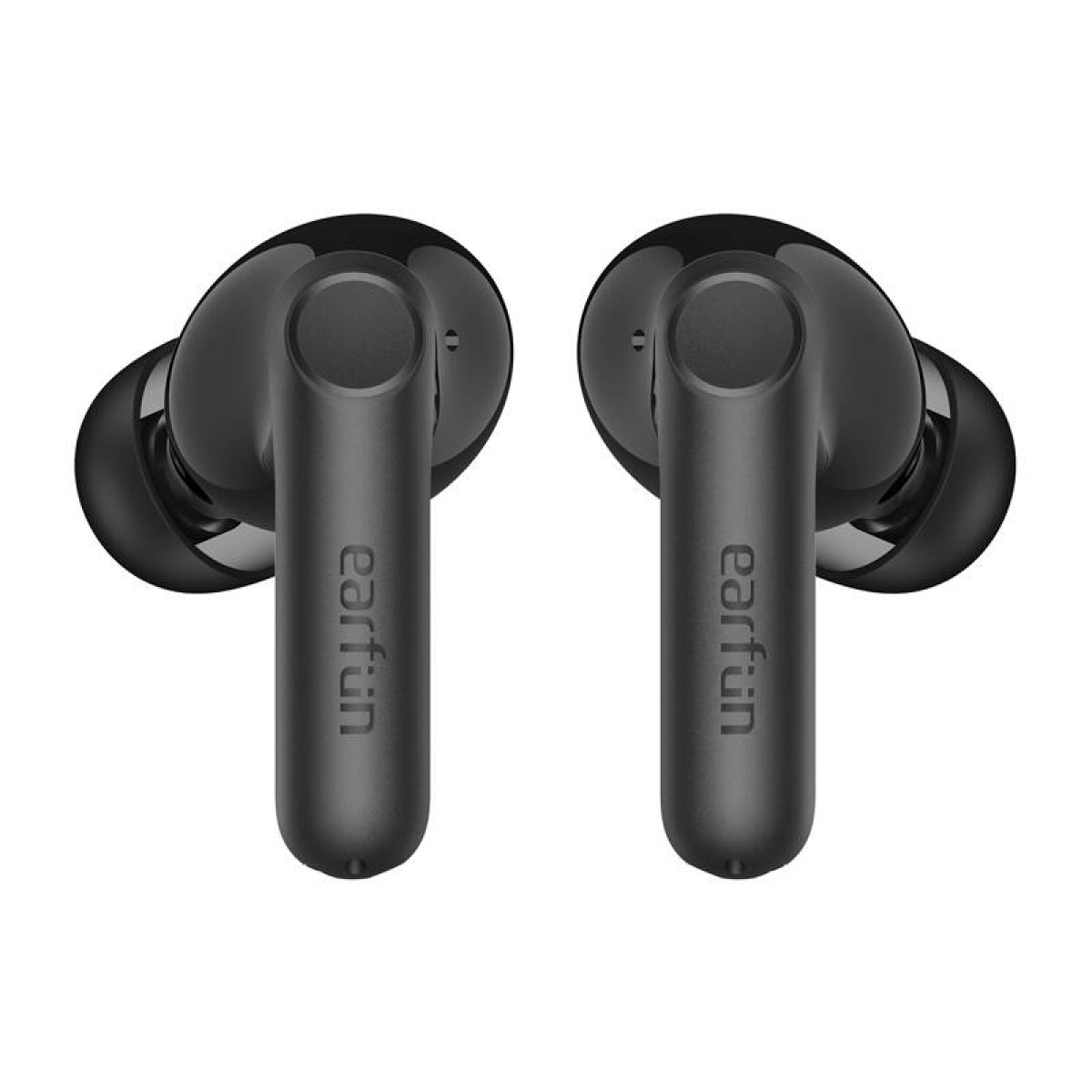 Zwei schwarze Earbuds mit Stielen stehen nebeneinander auf weißem Hintergrund.