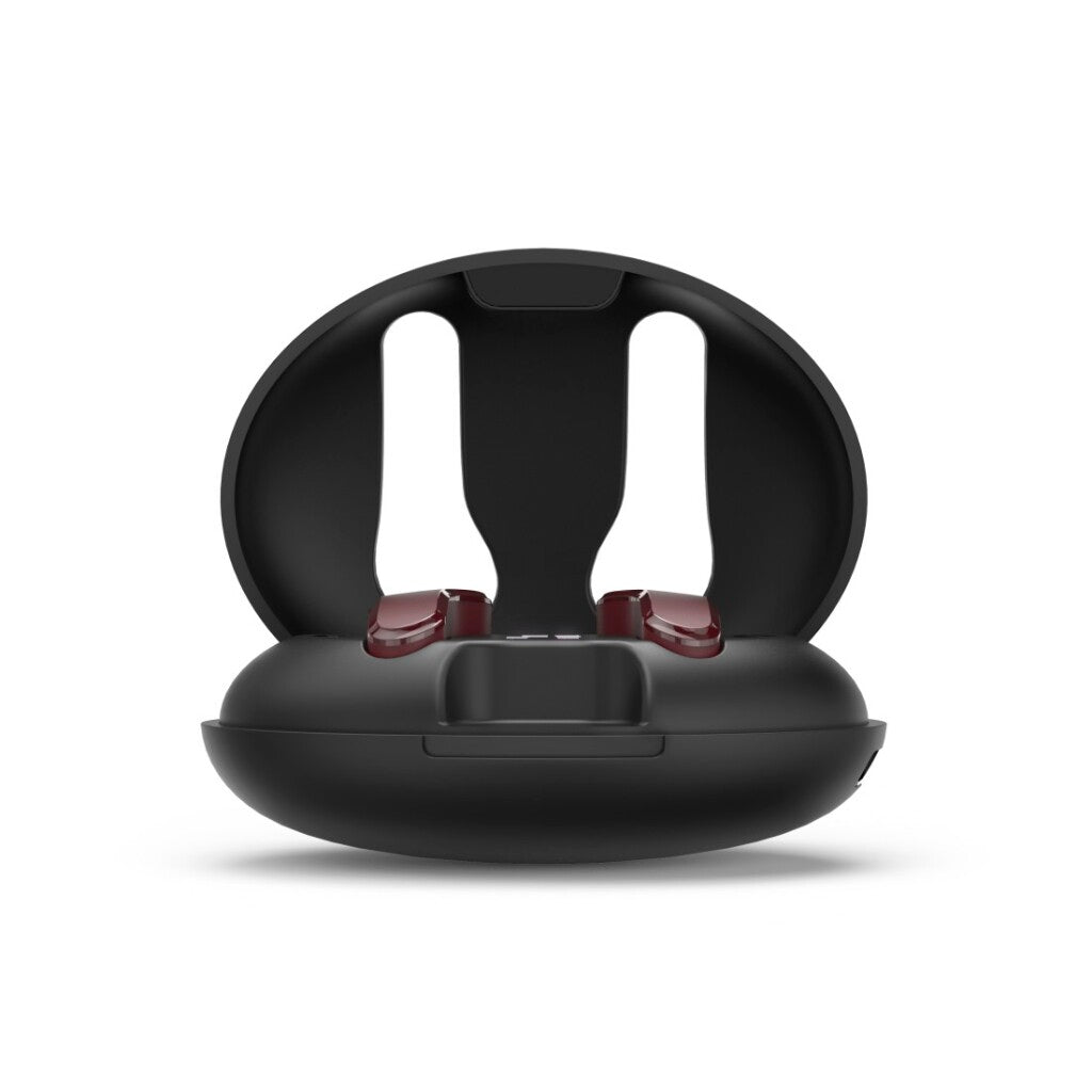 Una custodia di ricarica nera aperta, che rivela due auricolari wireless rosso scuro all'interno su uno sfondo bianco.