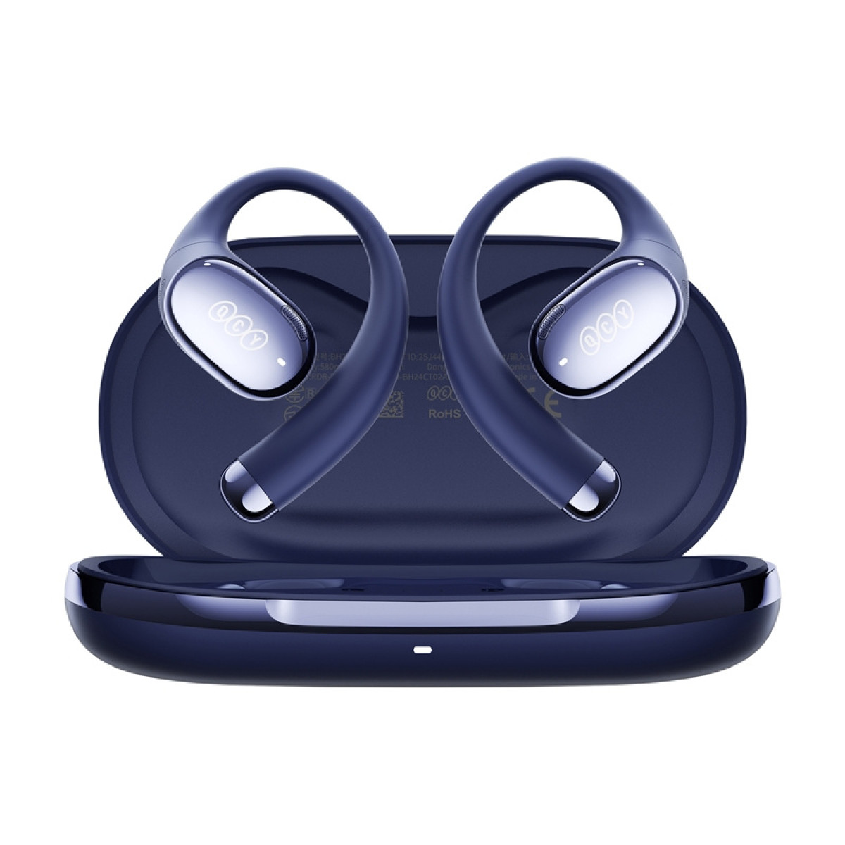 Un paio di auricolari wireless blu scuro con accenti cromati, poggiati in una custodia di ricarica blu scuro aperta su sfondo bianco.