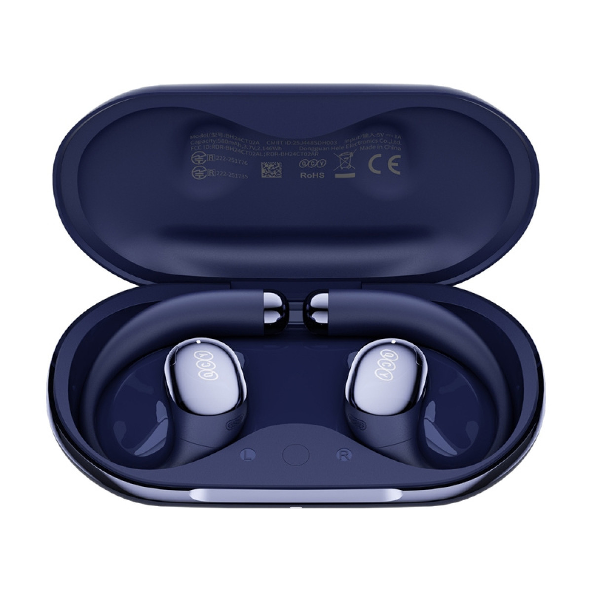 Auricolari wireless blu scuro all'interno di una custodia di ricarica aperta con scritte.