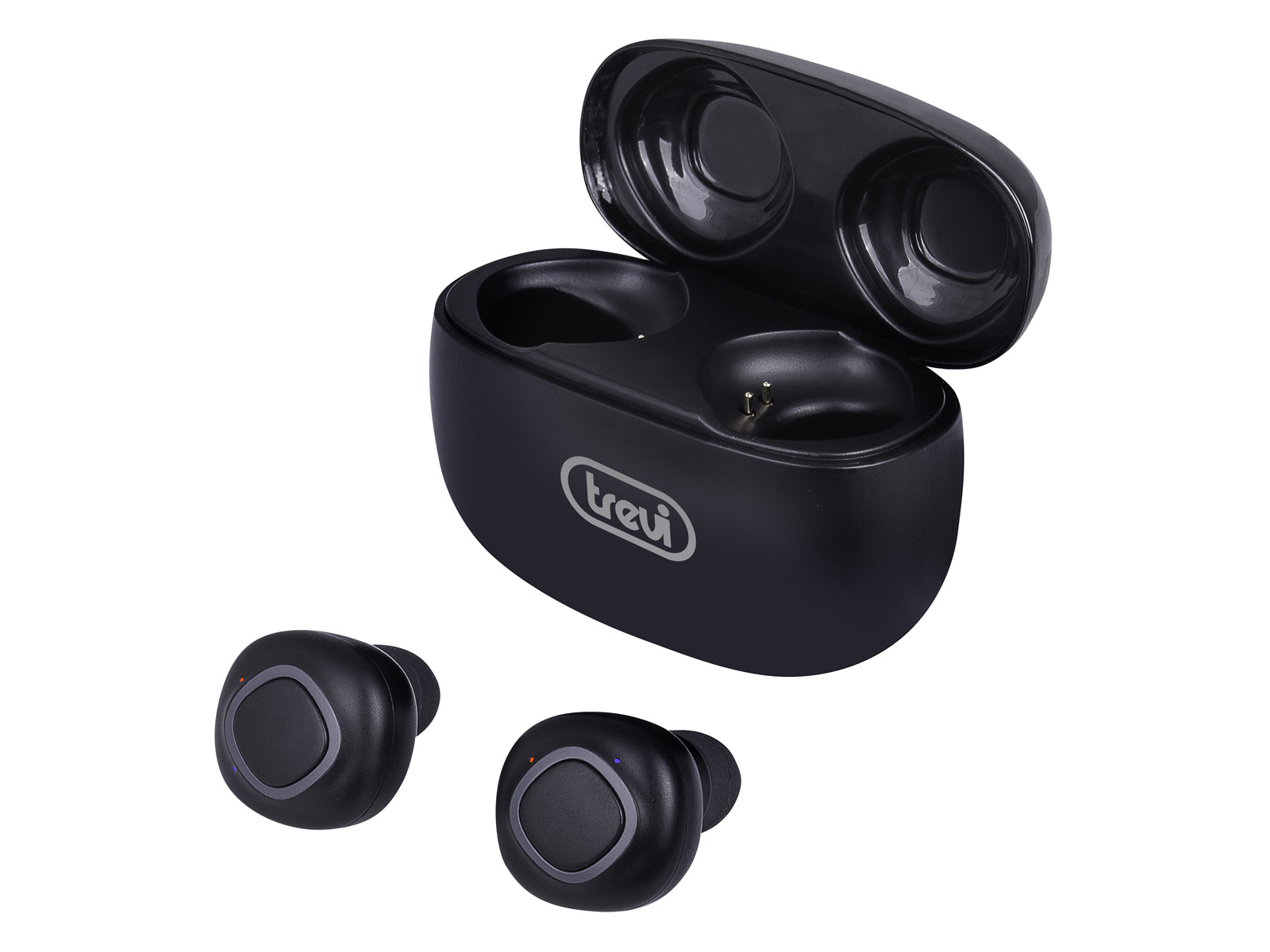 Una custodia di ricarica nera per auricolari wireless Trevi con il coperchio aperto, accanto a due auricolari neri, su sfondo bianco.