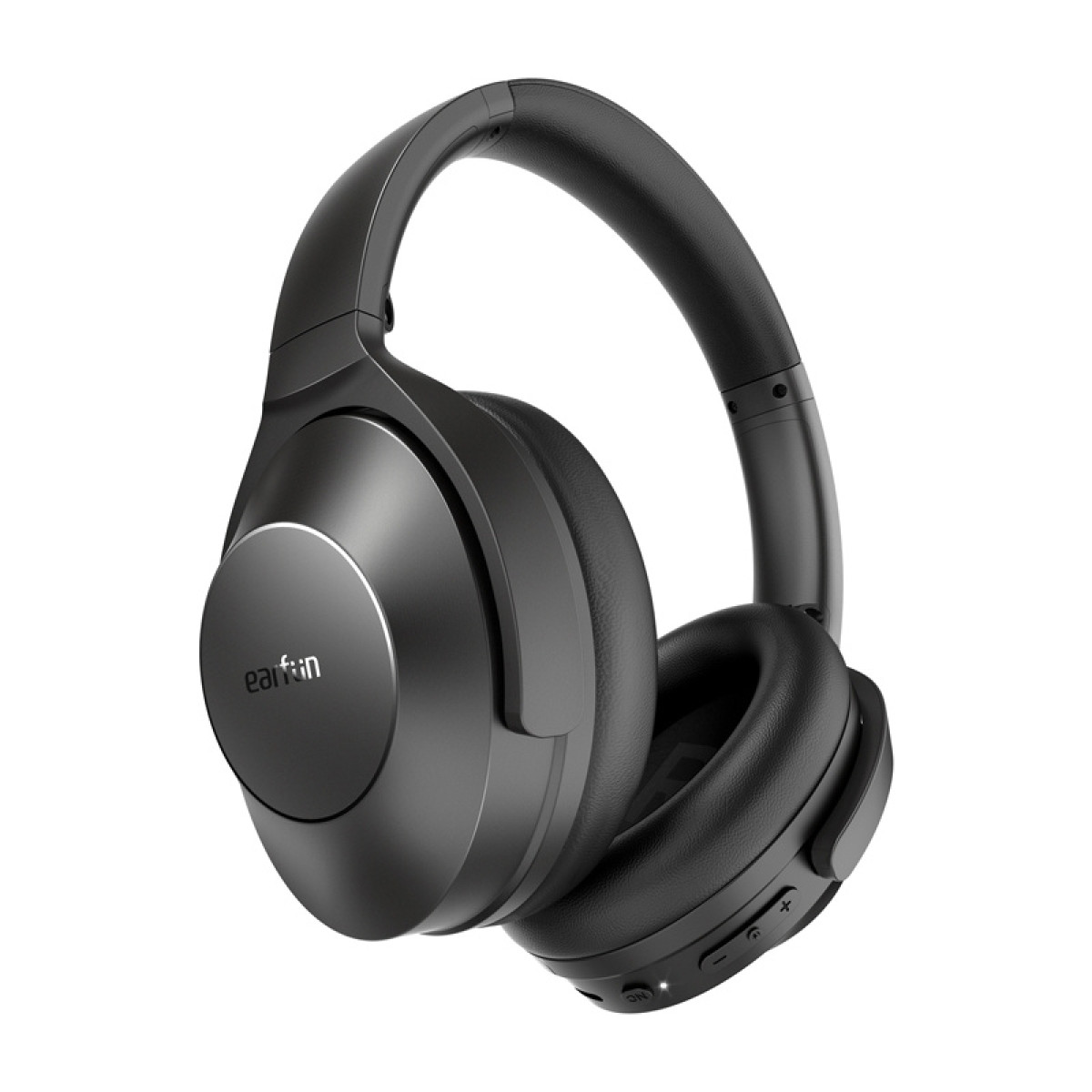 Ein Paar schwarze Over-Ear-Kopfhörer mit dem 'earfun'-Logo auf der linken Ohrmuschel, schräg auf weißem Hintergrund.