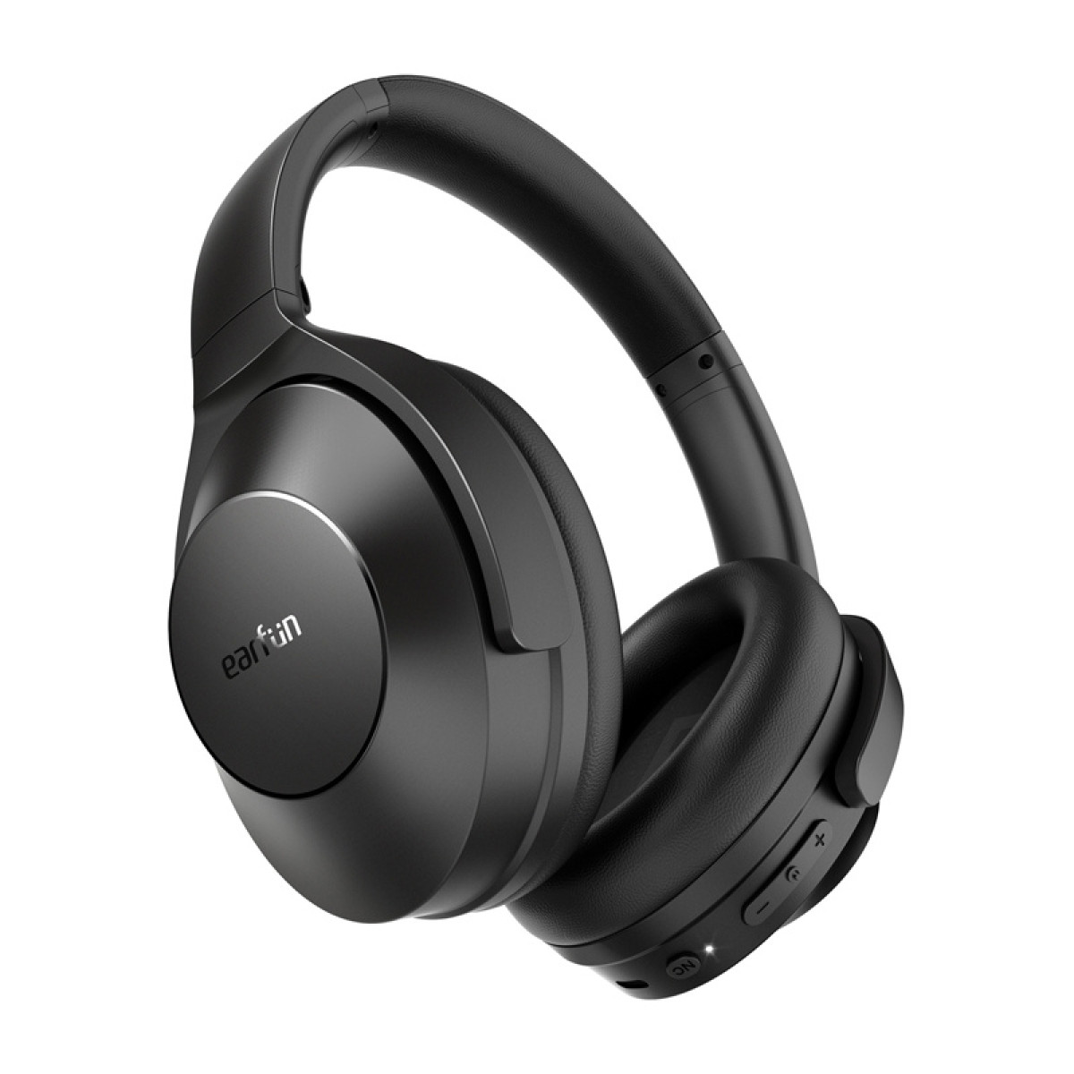 Ein Paar schwarze Over-Ear-Kopfhörer mit dem 'earfun'-Logo auf der linken Ohrmuschel, aus leichtem Winkel auf weißem Hintergrund.