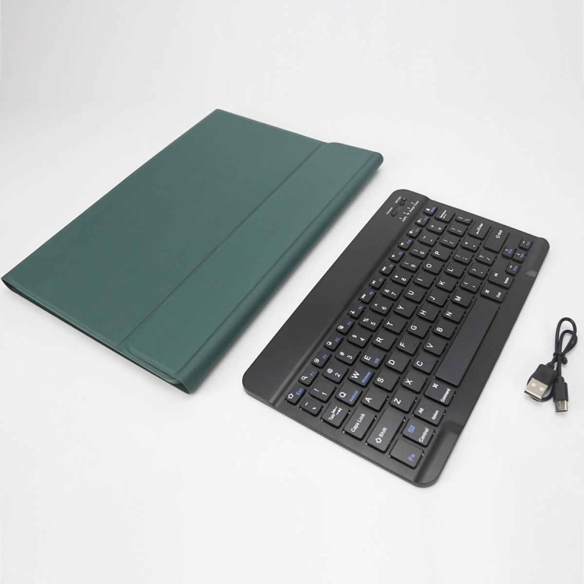 Un supporto per tablet verde e una tastiera nera con cavo USB.