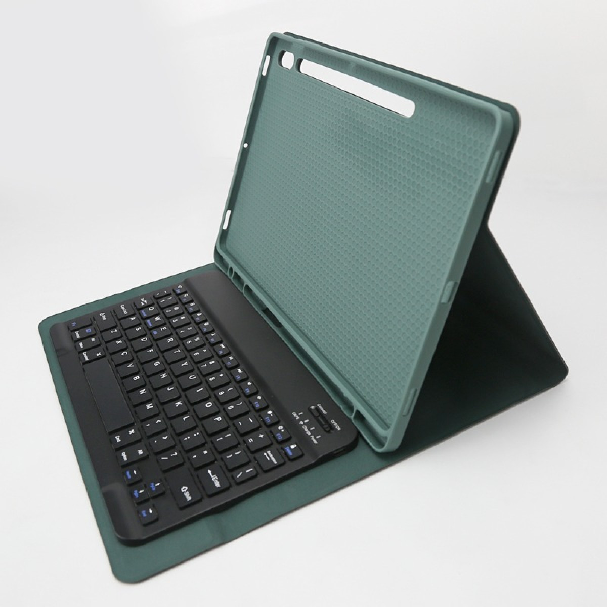 Una custodia per tablet verde con tastiera su sfondo bianco.