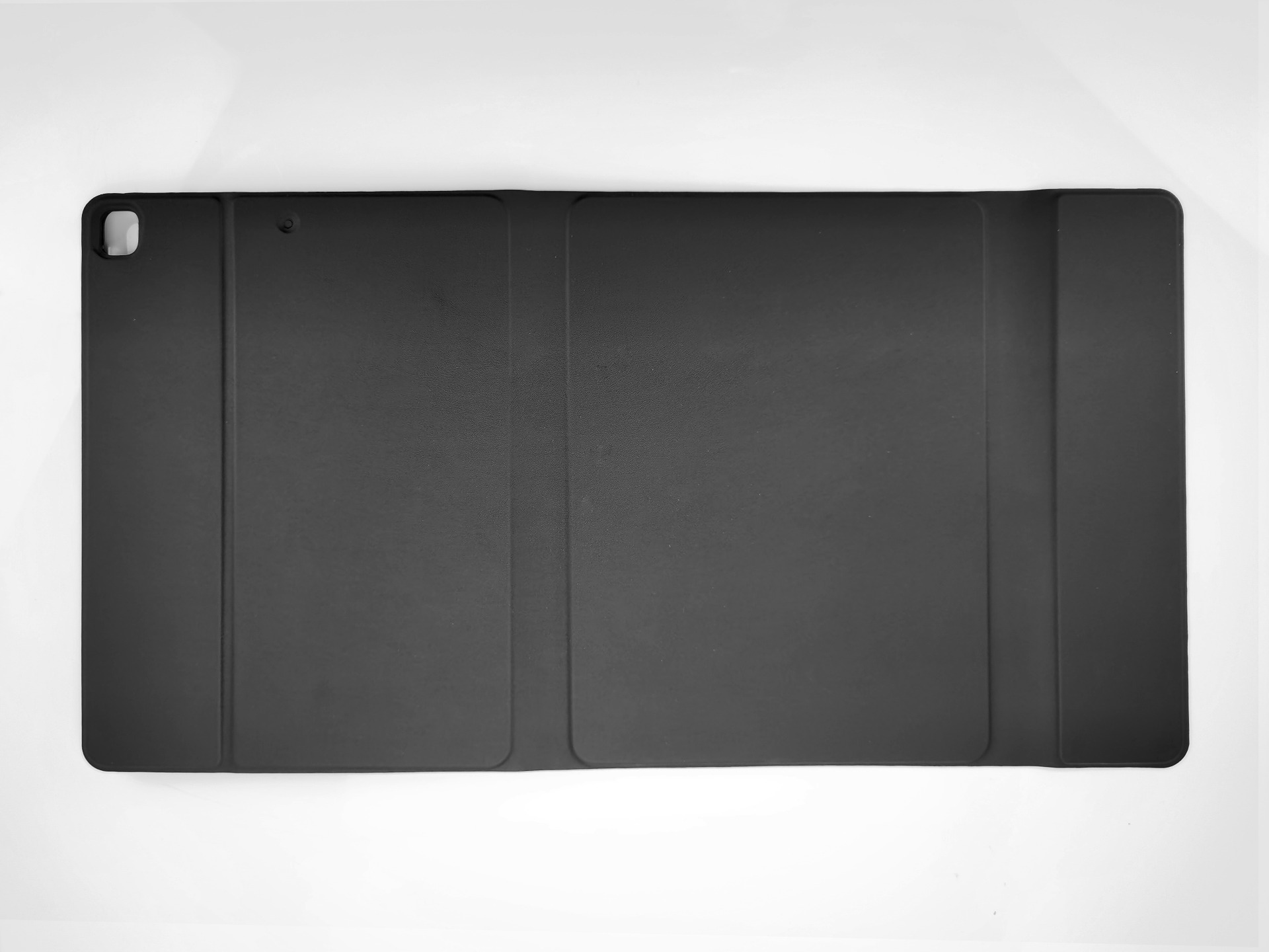 Czarna podstawka pod tablet z wycięciami na aparat i przyciski.