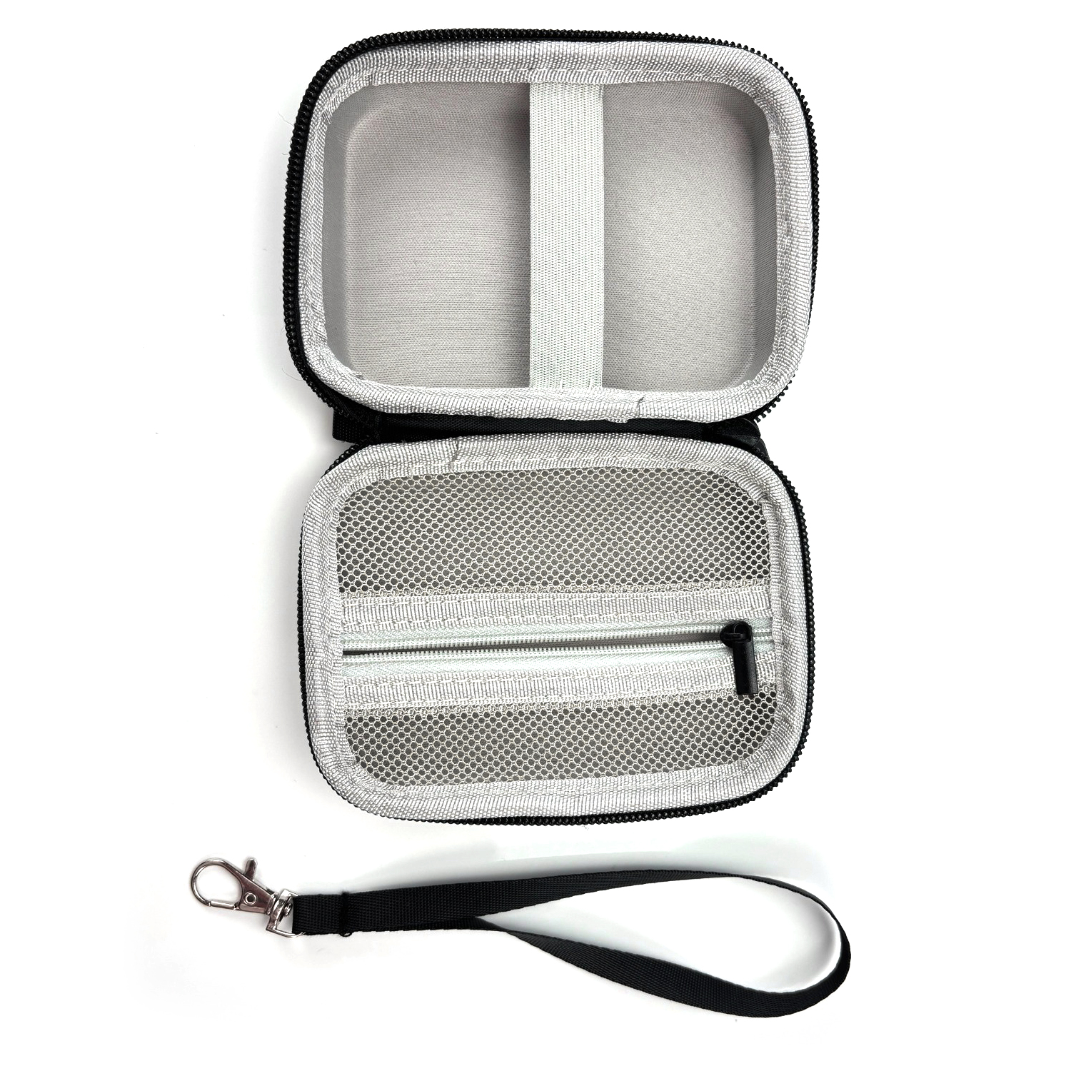 Otwarta czarna torba na zamek z paskiem na nadgarstek.