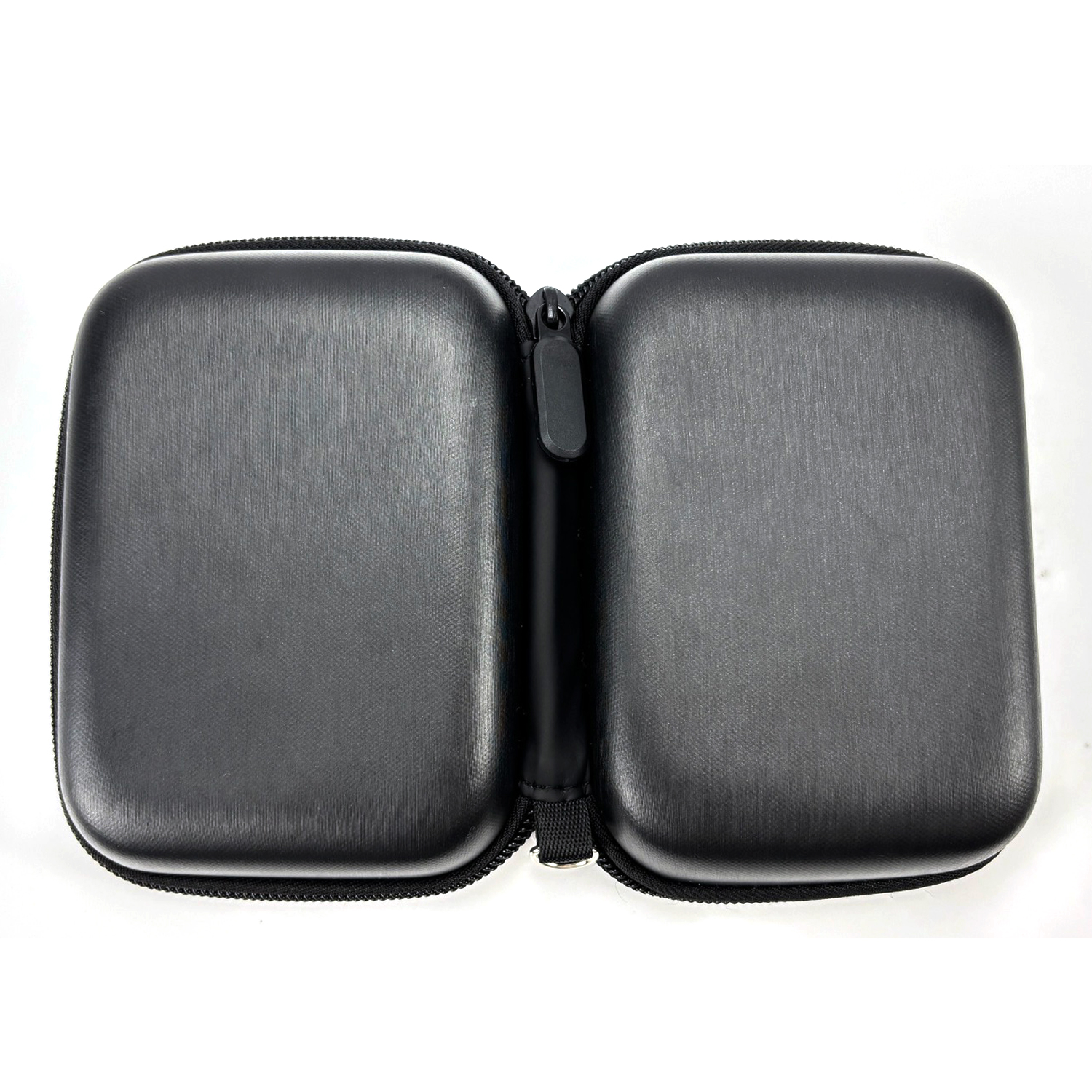 Czarna, otwarta, zapinana na zamek obudowa na białym tle.