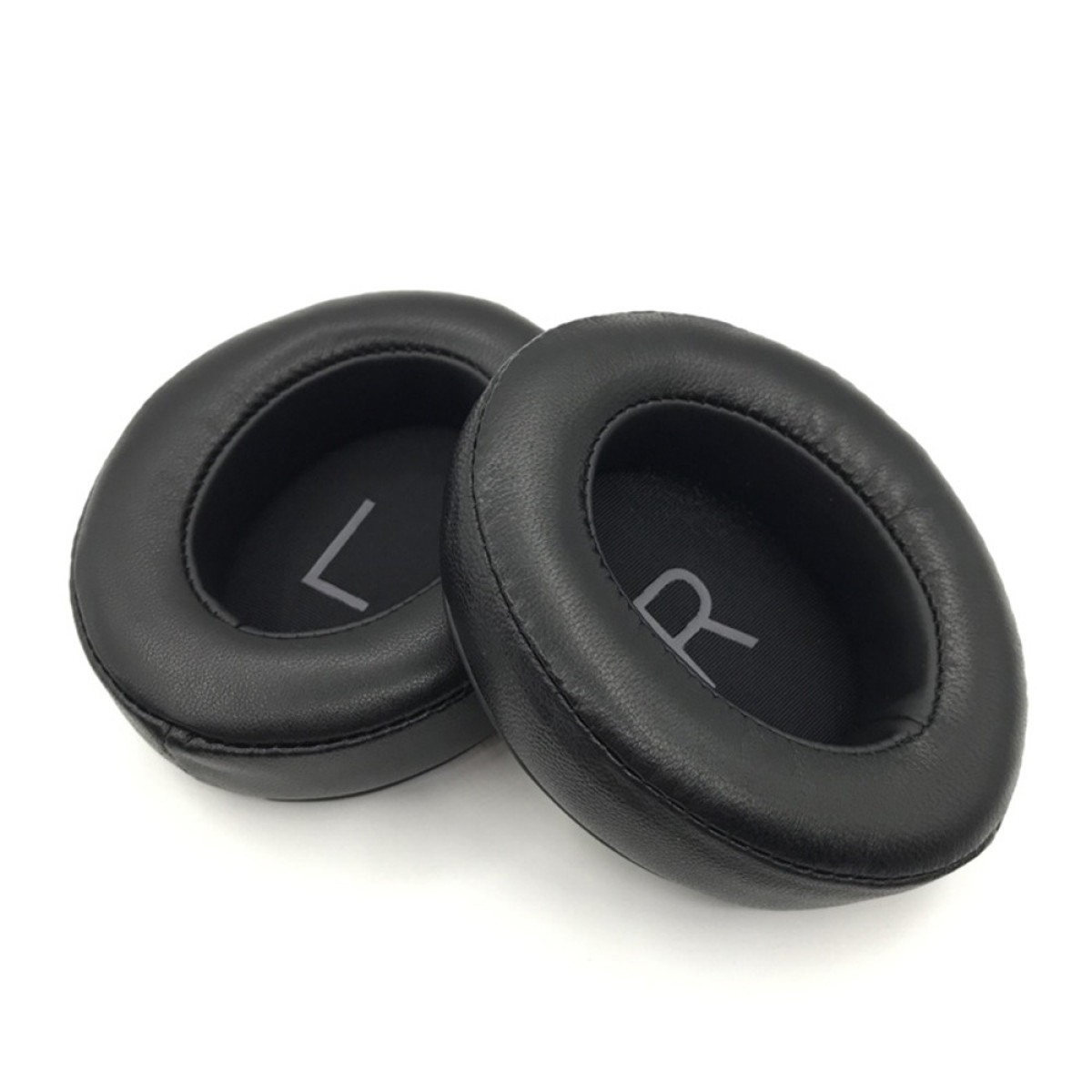 Due cuscinetti auricolari neri in pelle per cuffie, uno contrassegnato 'L', l'altro 'R'.