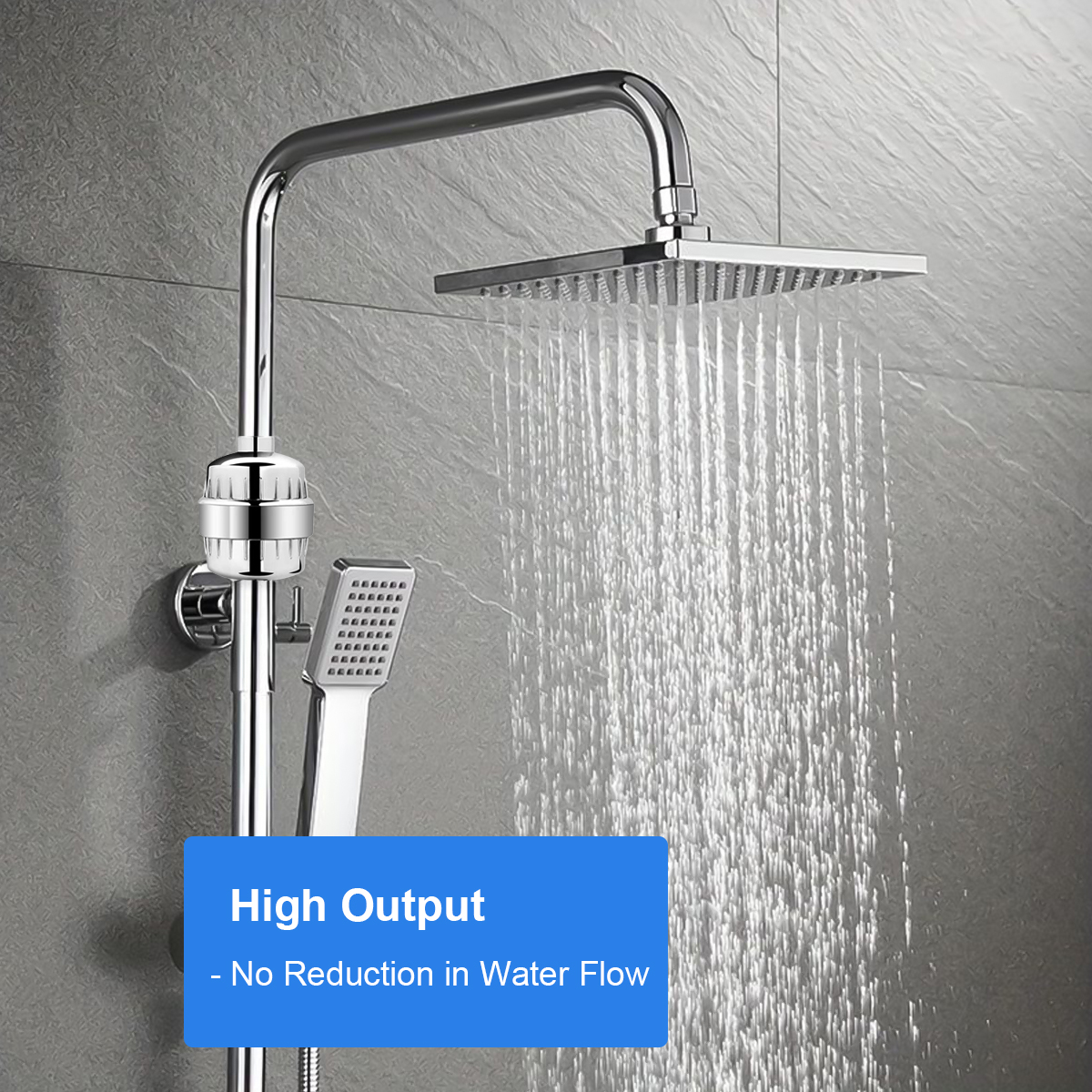 Głowica prysznicowa o dużym przepływie i słuchawka prysznicowa na szarej ścianie.