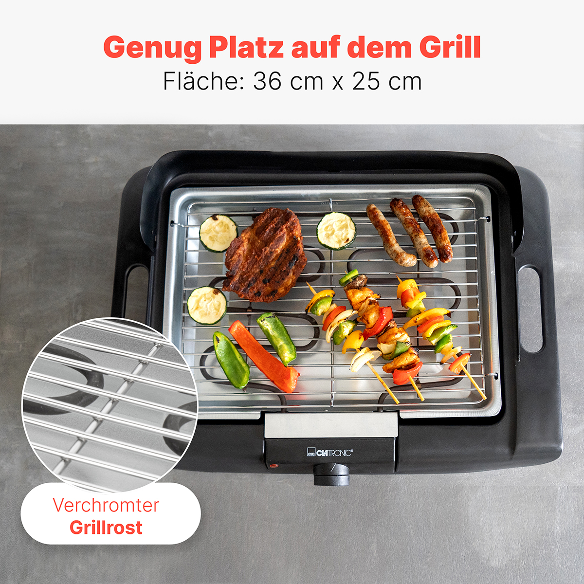 Elektrischer Grill mit Fleisch, Würstchen, Gemüse-Spießen und Zucchini-Scheiben.