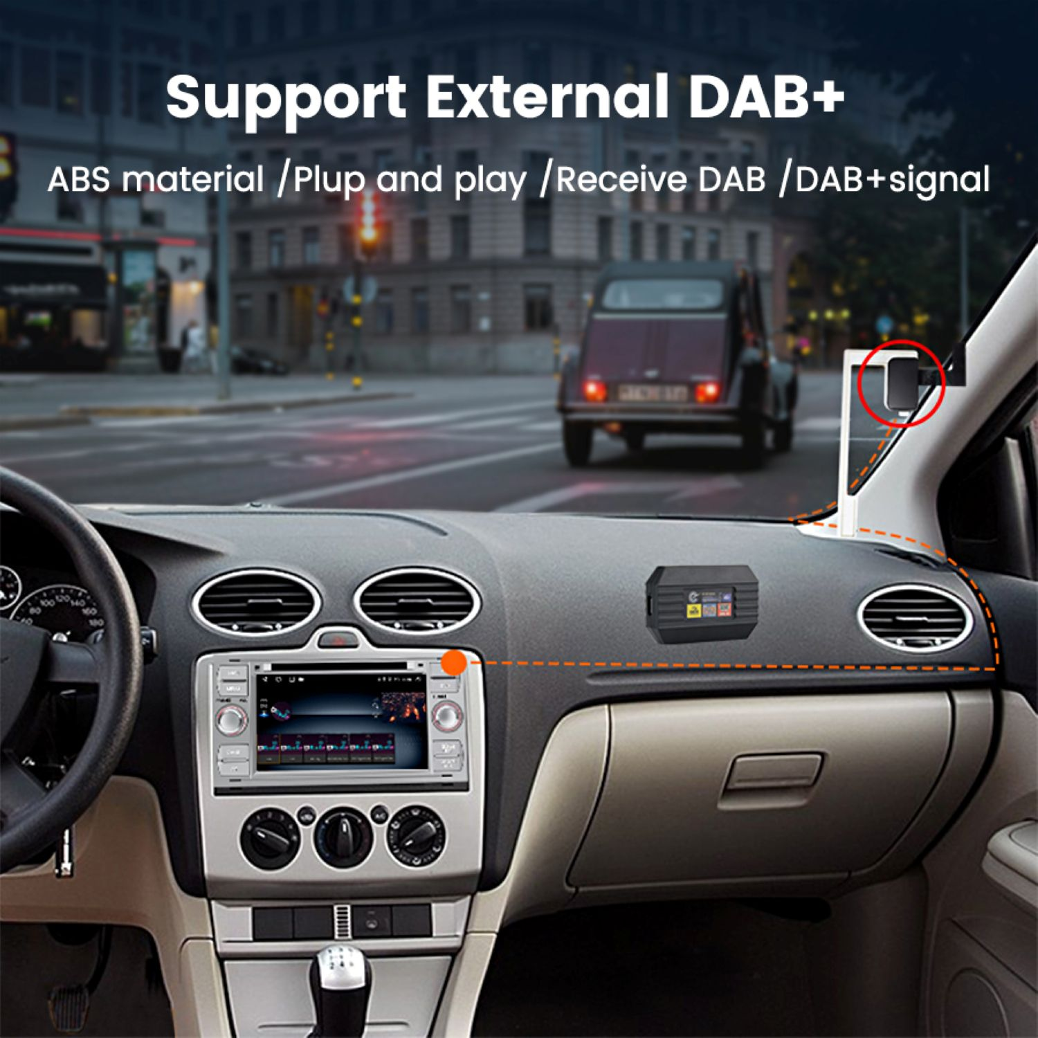 Interno auto con dispositivo DAB+ esterno sul cruscotto e antenna.