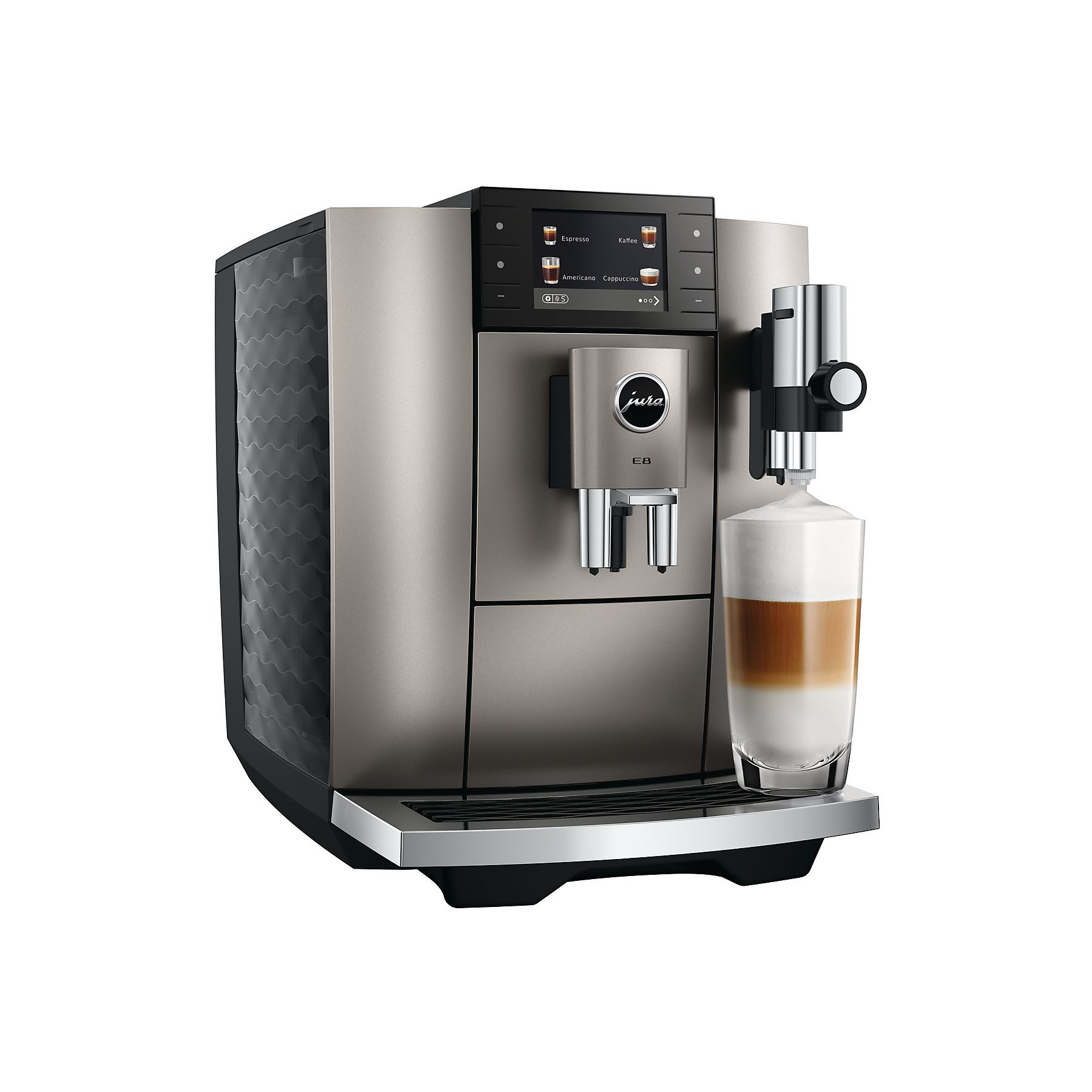 Una macchina da caffè argentata prepara un latte macchiato in un bicchiere.
