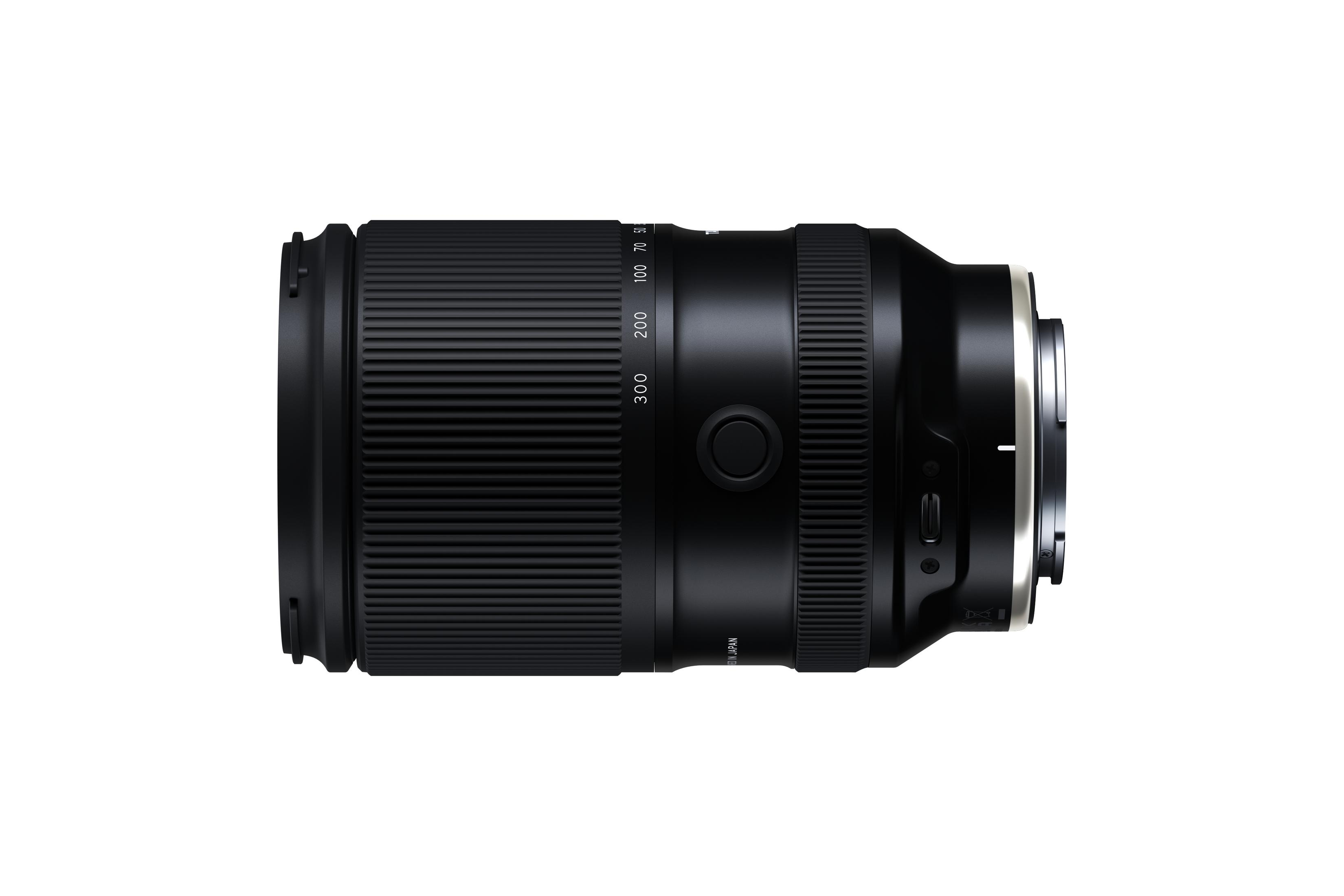 Ein schwarzes Kameraobjektiv mit Zoomring und Brennweitenangaben.