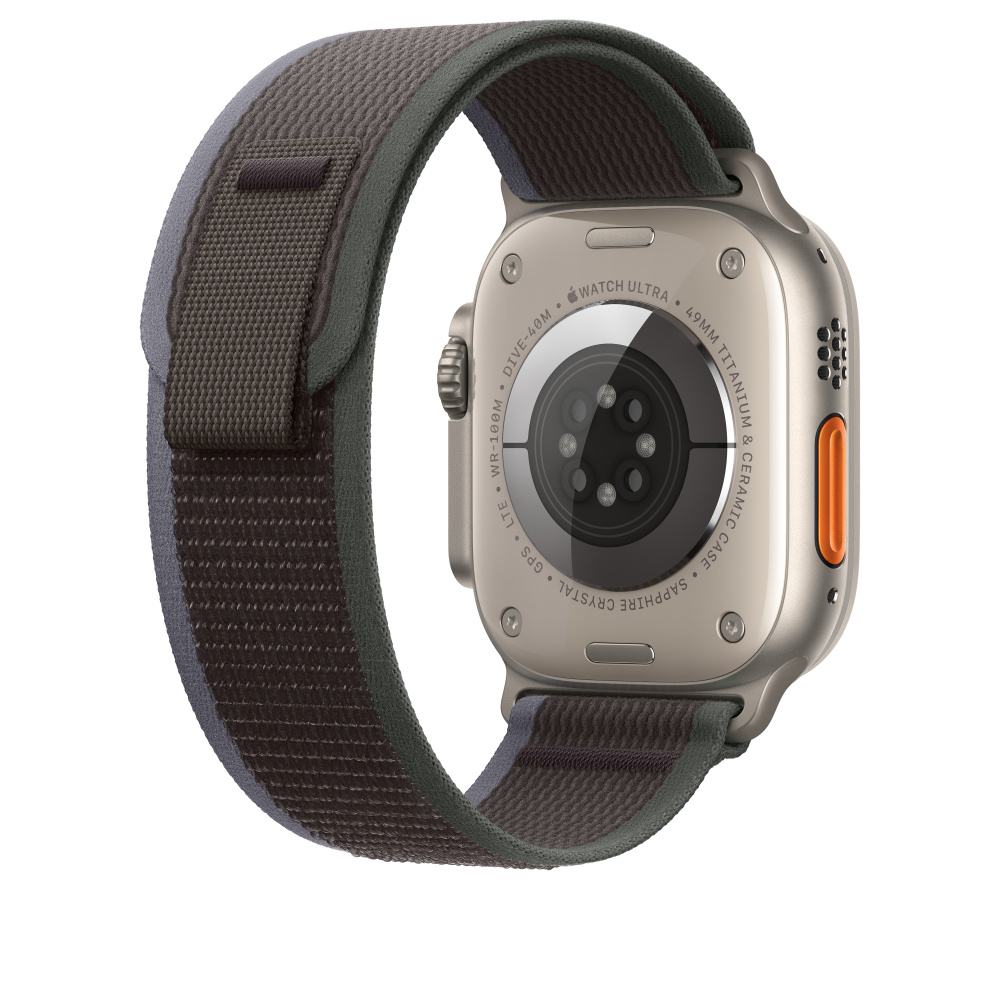 Une Apple Watch Ultra argentée avec bracelet tressé gris et vert est vue de dos.