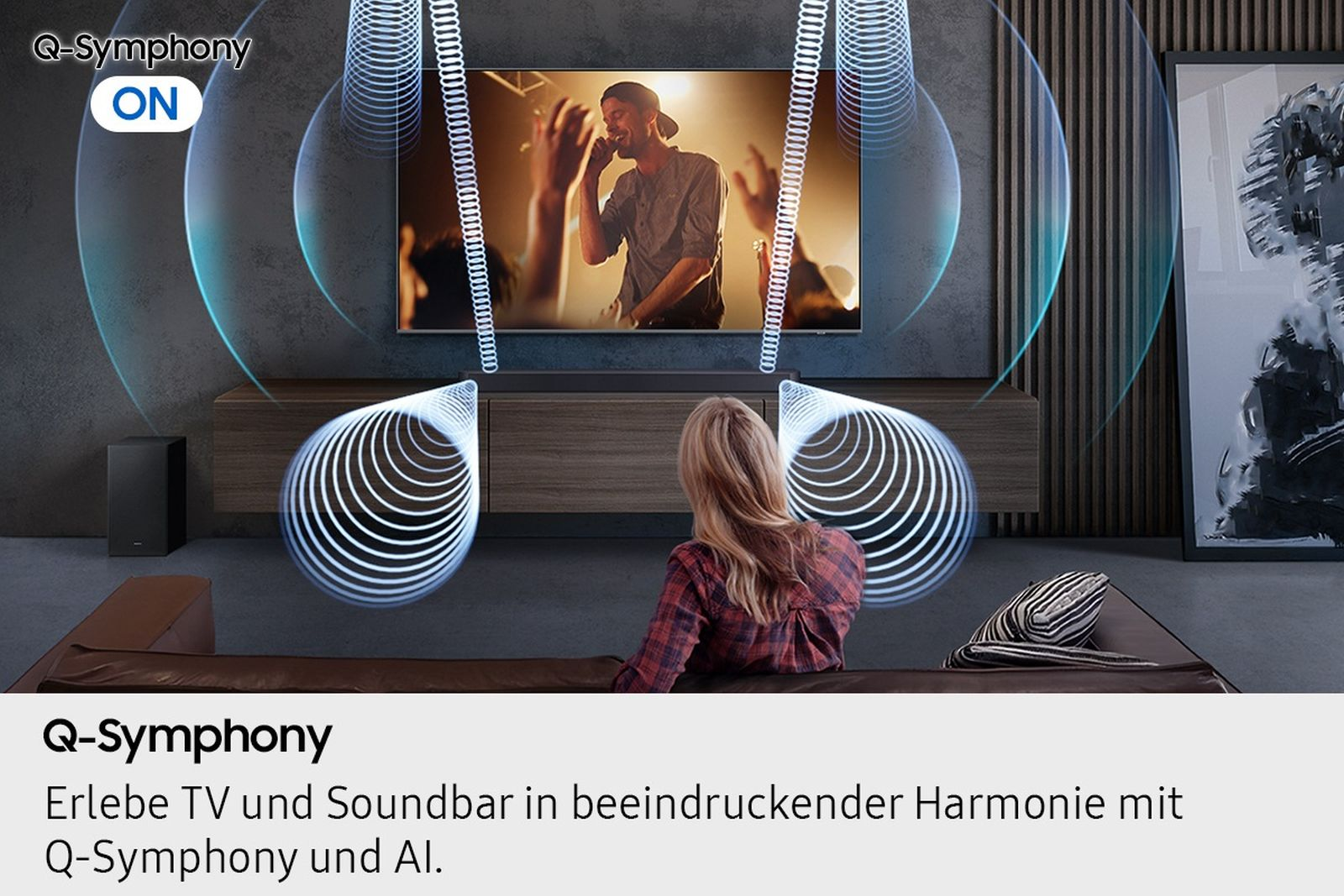 Eine Frau auf einem Sofa schaut einen Fernseher, der ein Konzert zeigt. Schallwellen gehen vom Fernseher und der Soundbar aus.