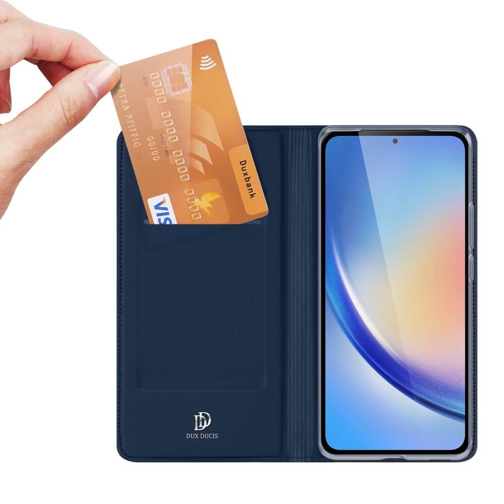 Eine Hand hält eine Kreditkarte vor einem blauen Handyhülle mit einem Handy.