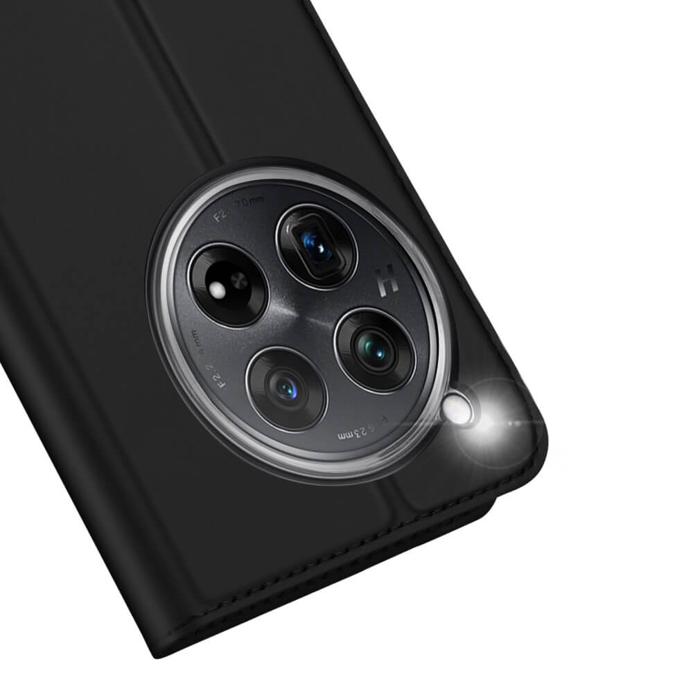 Schwarzes Smartphone mit vier Kameras und Blitzlicht auf einer Hülle.