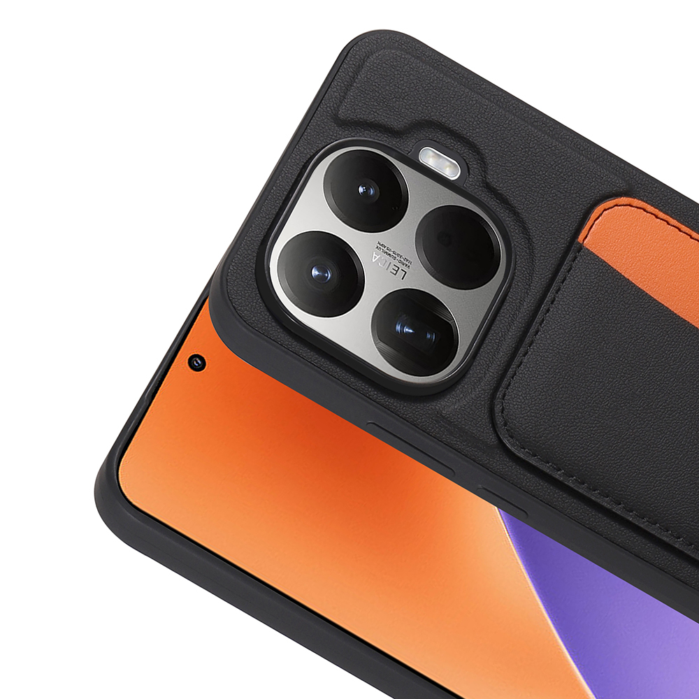 Kamera lensli ve turuncu kart yuvalı siyah telefon kılıfı.