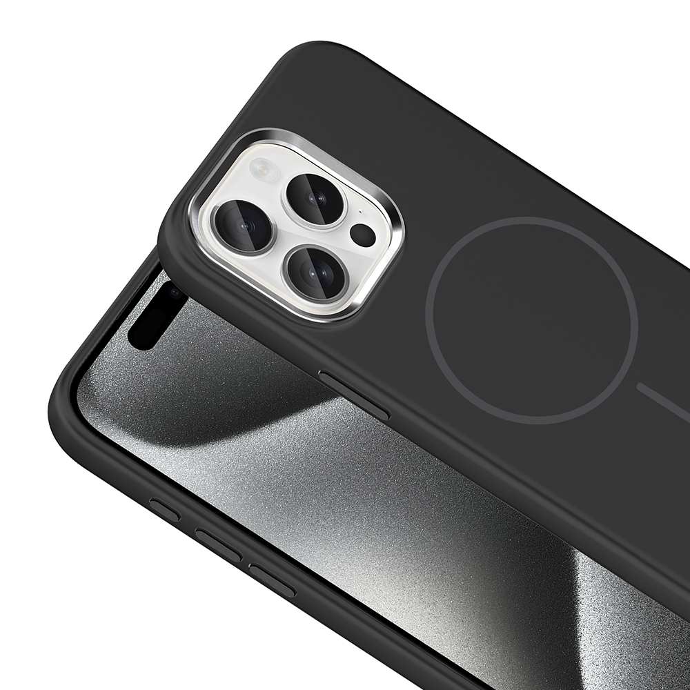 Üçlü kamera kesimli ve soluk dairesel manyetik şarj sembollü siyah bir iPhone kılıfı, beyaz bir arka plan üzerinde açılı duruyor.