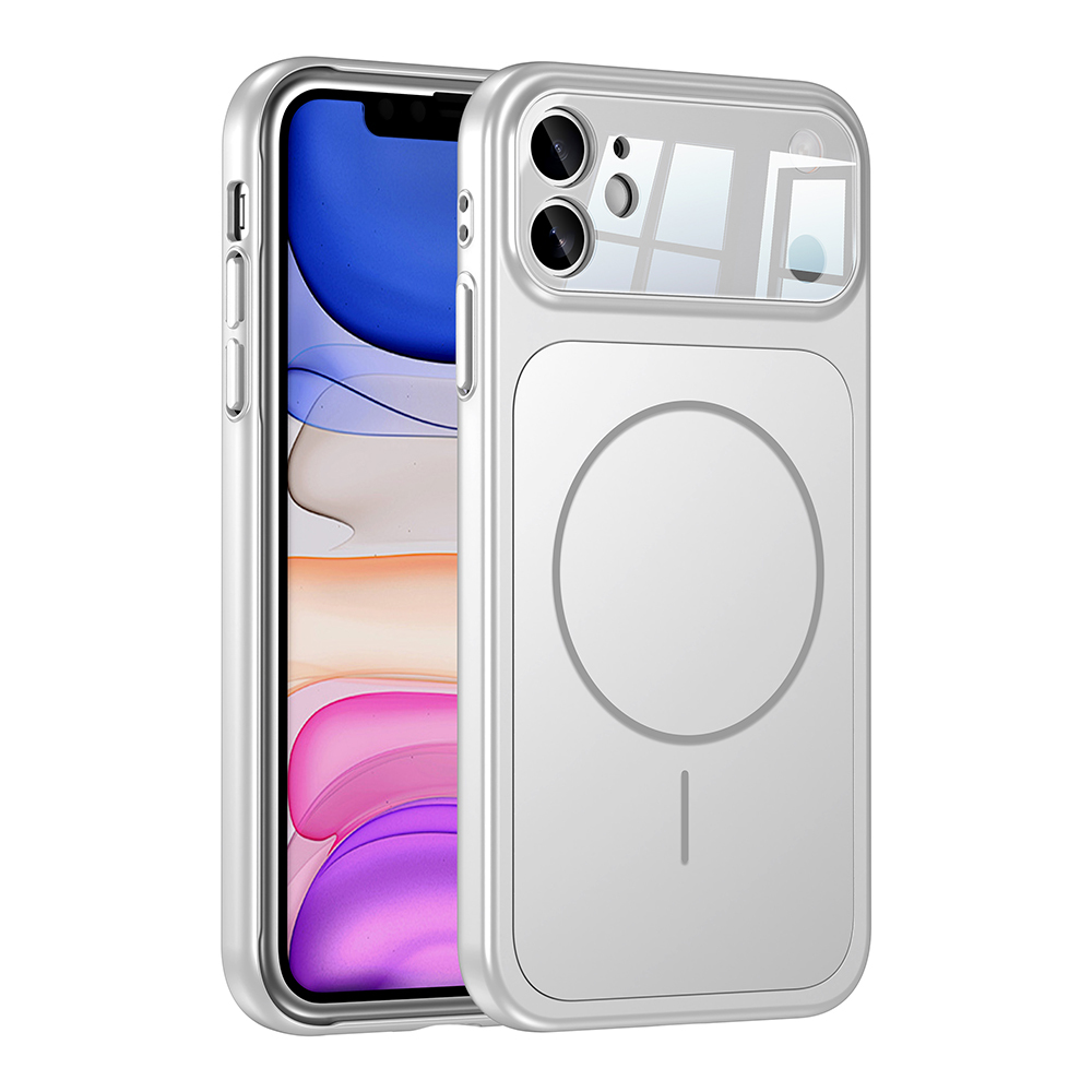 Gümüş iPhone, yuvarlak manyetik alanlı şeffaf kılıfla birlikte.