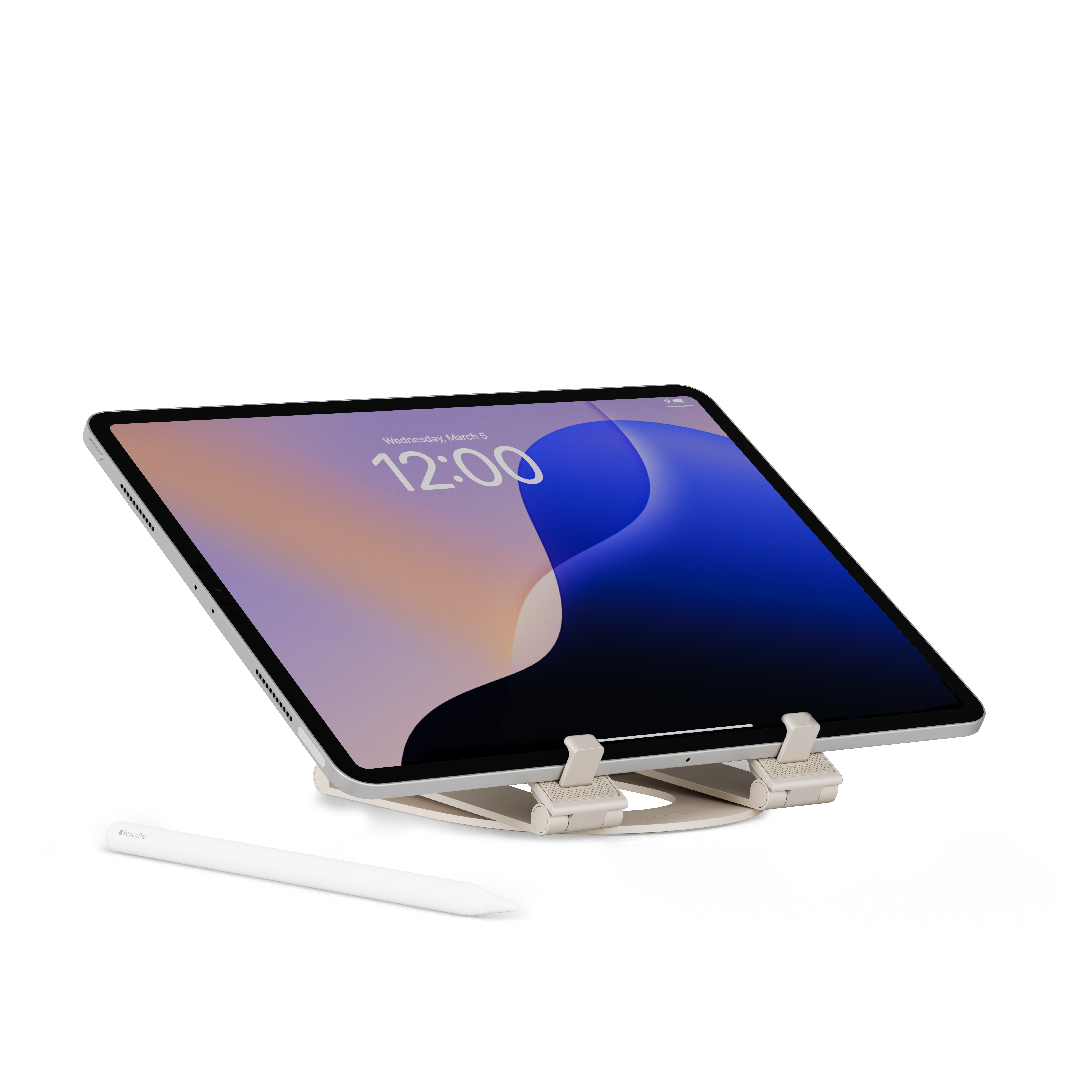 Ein silbernes Tablet auf einem Ständer mit einem weißen Stift daneben.