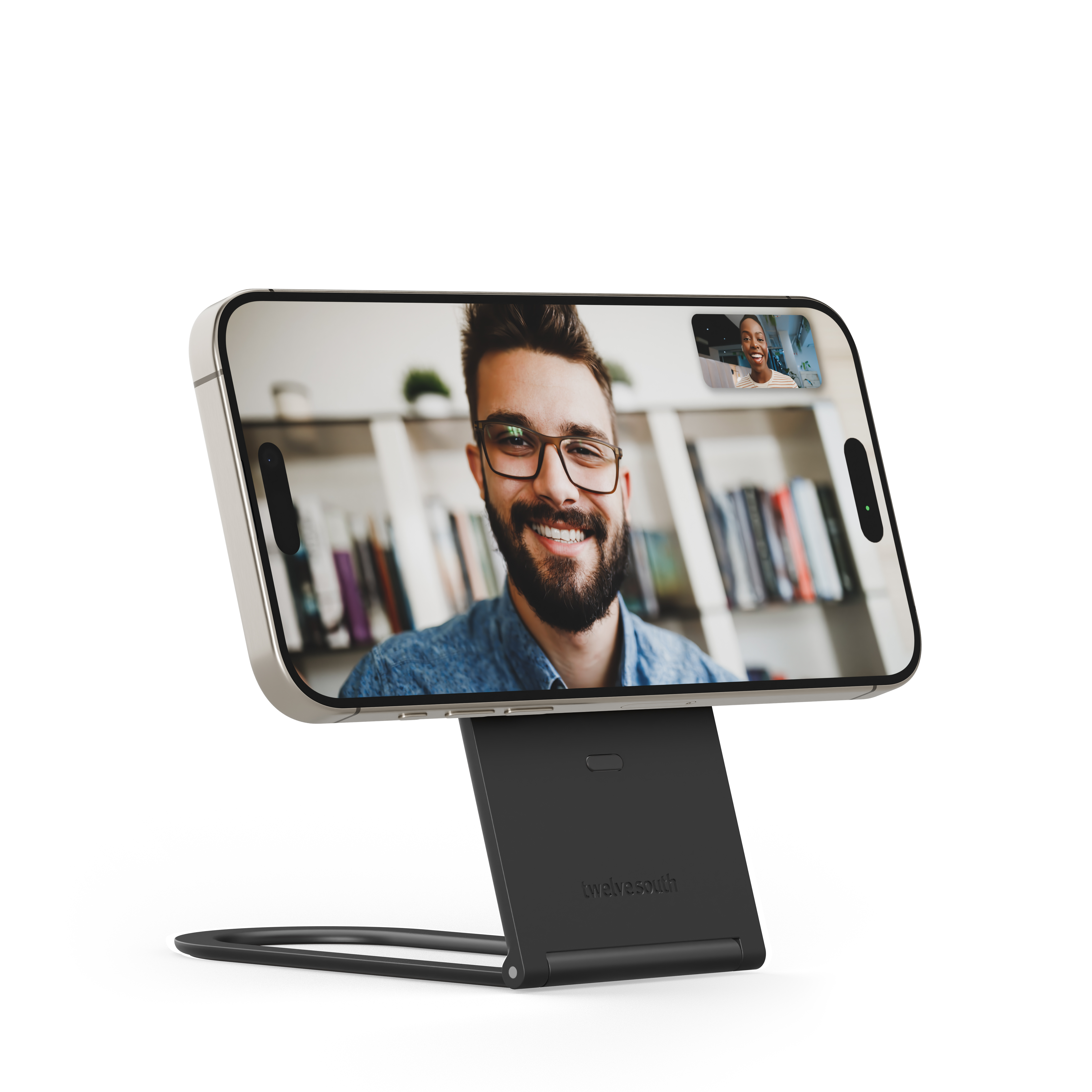 Un telefono su un supporto mostra due persone in videochiamata.