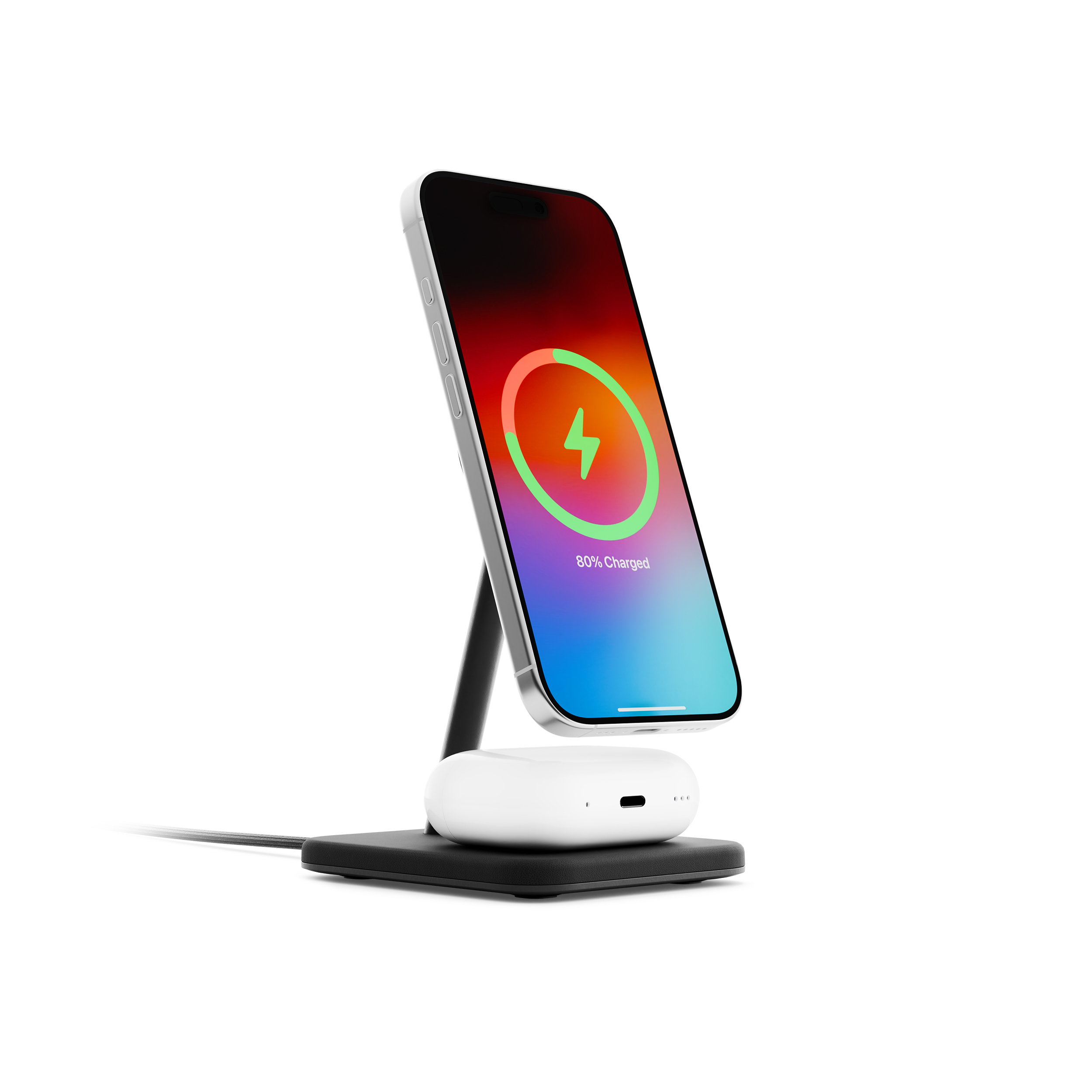 Un iPhone argentato su un supporto sopra una custodia AirPods Pro.