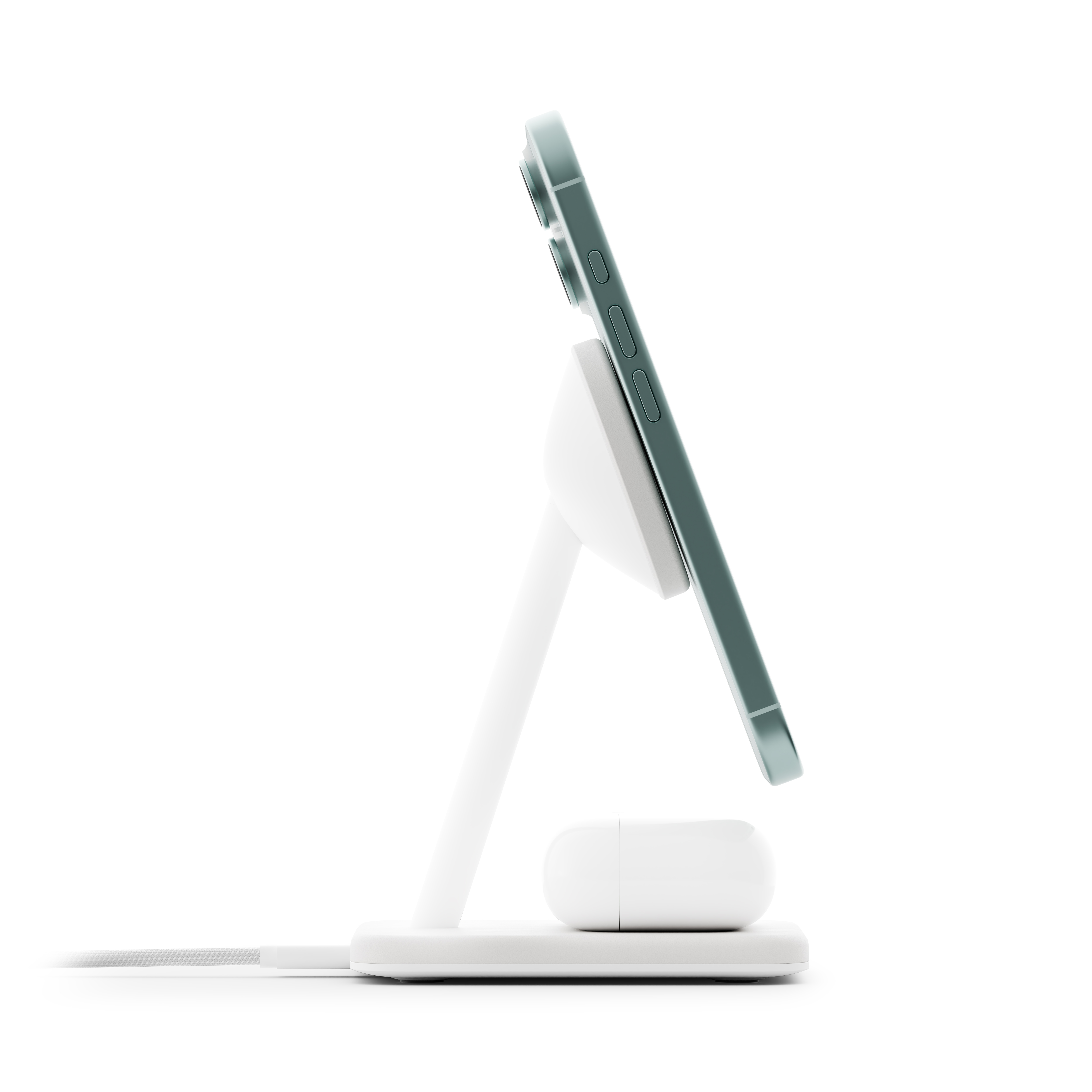 Uno smartphone verde acqua si carica su un supporto bianco con auricolari.