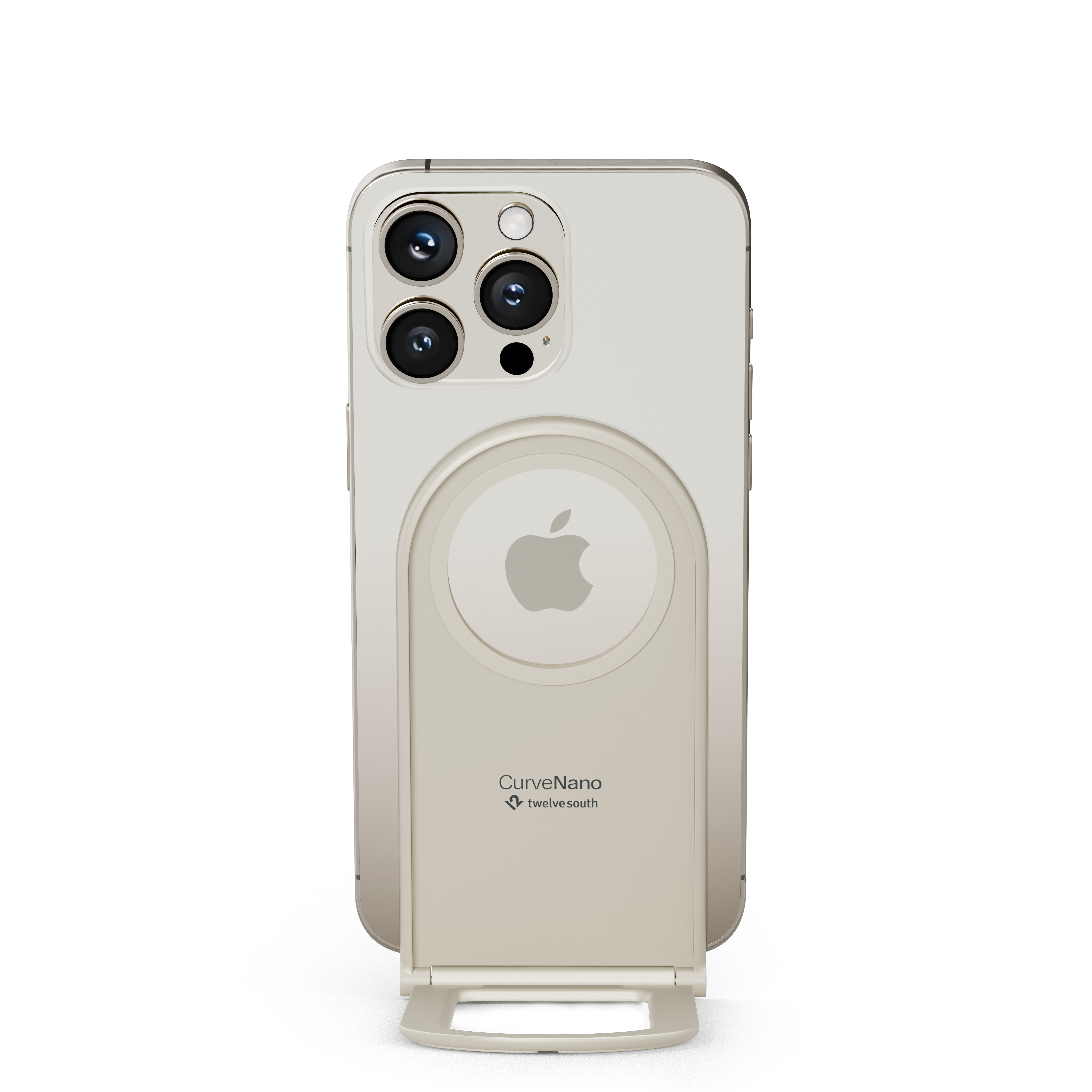 Un iPhone argentato con supporto MagSafe, posizionato su una superficie bianca.