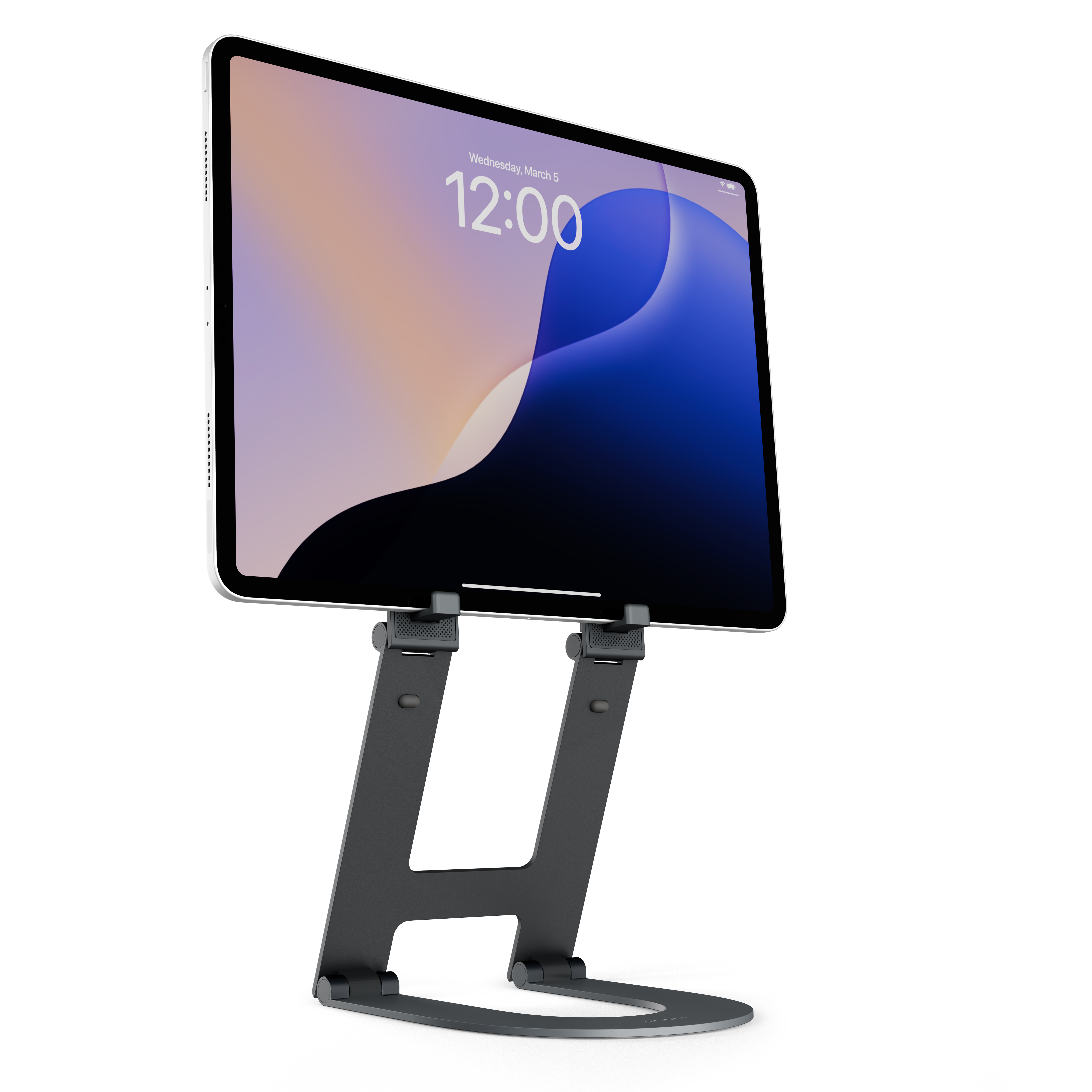 Une tablette argentée repose sur un support sombre sur fond blanc.
