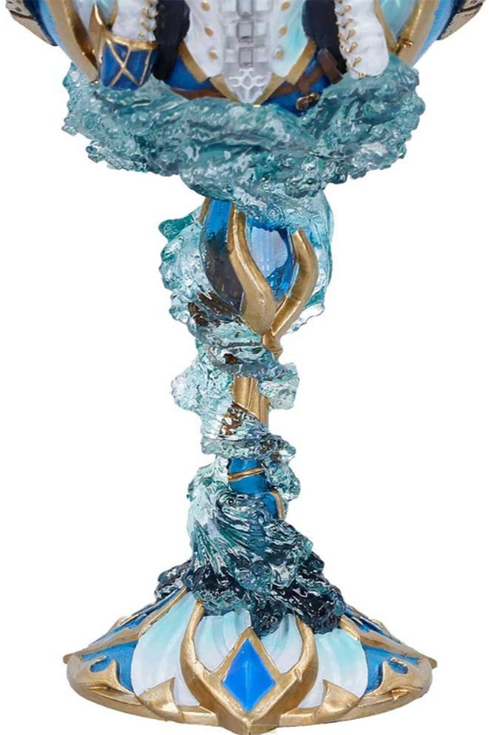 Ein detaillierter Blick auf einen kunstvollen Kelch mit blauen und goldenen Elementen und Wassereffekten.