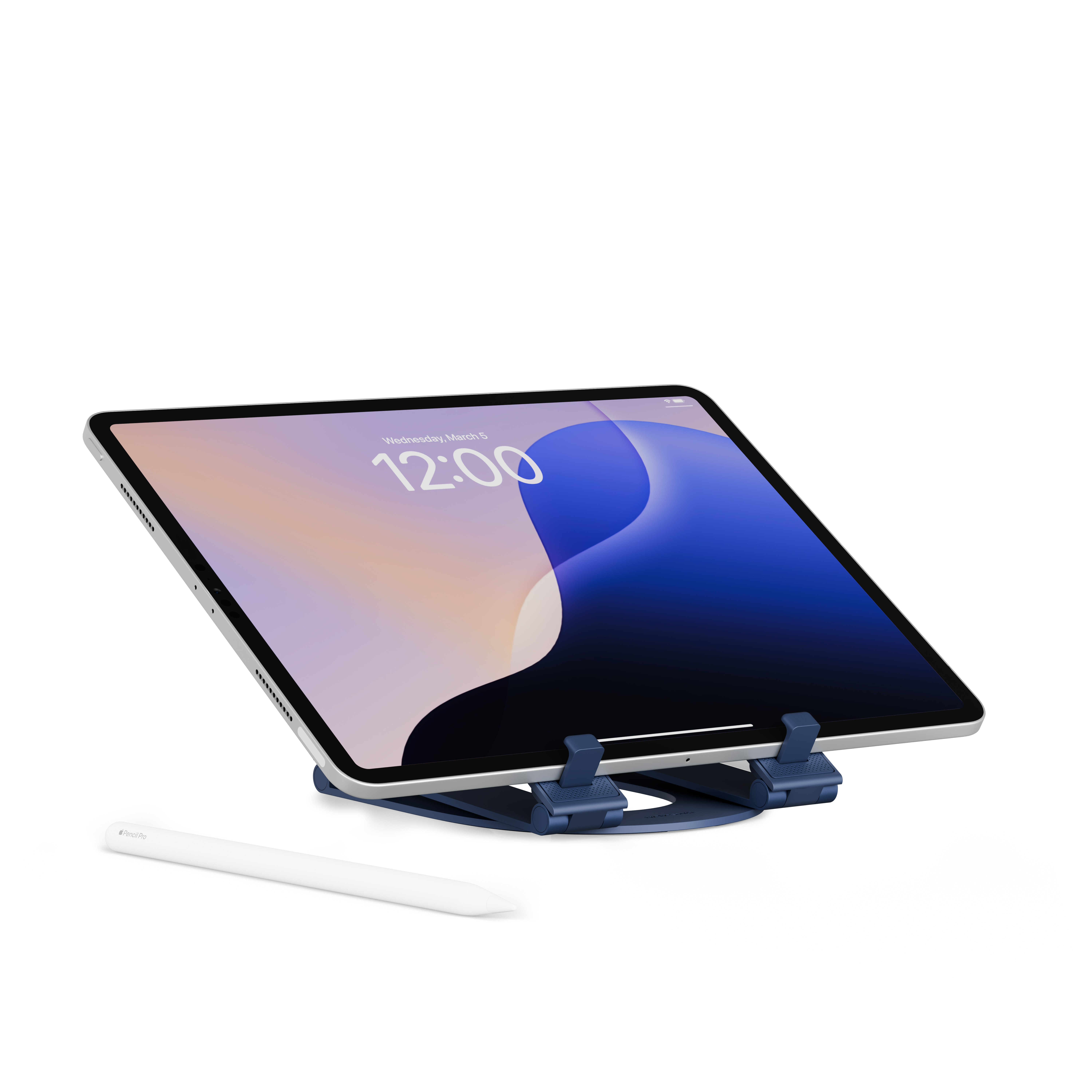 Une tablette argentée sur un support bleu avec un stylet blanc à côté.