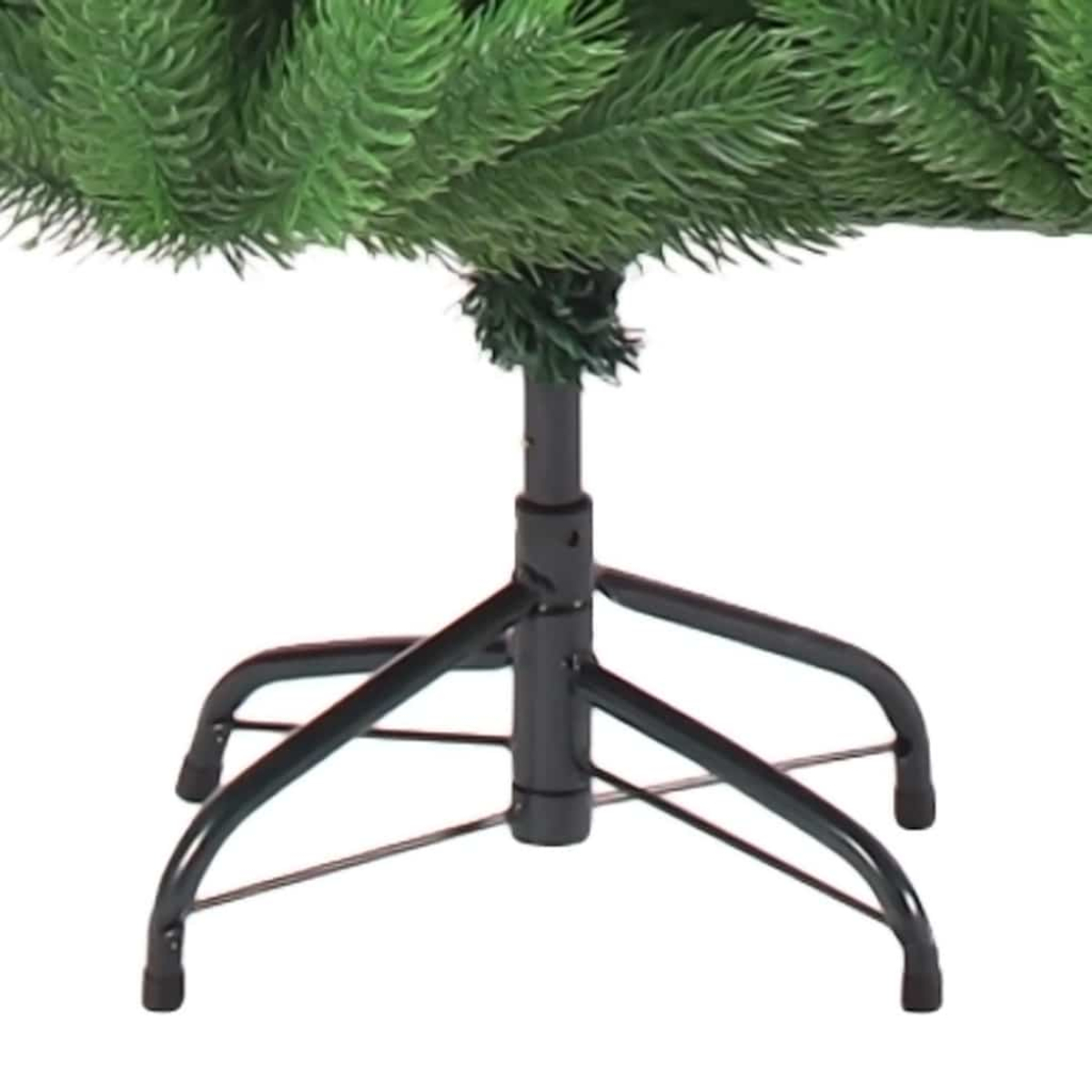 Ein schwarzer Metallständer stützt einen Teil eines Weihnachtsbaums mit grünen Nadeln.