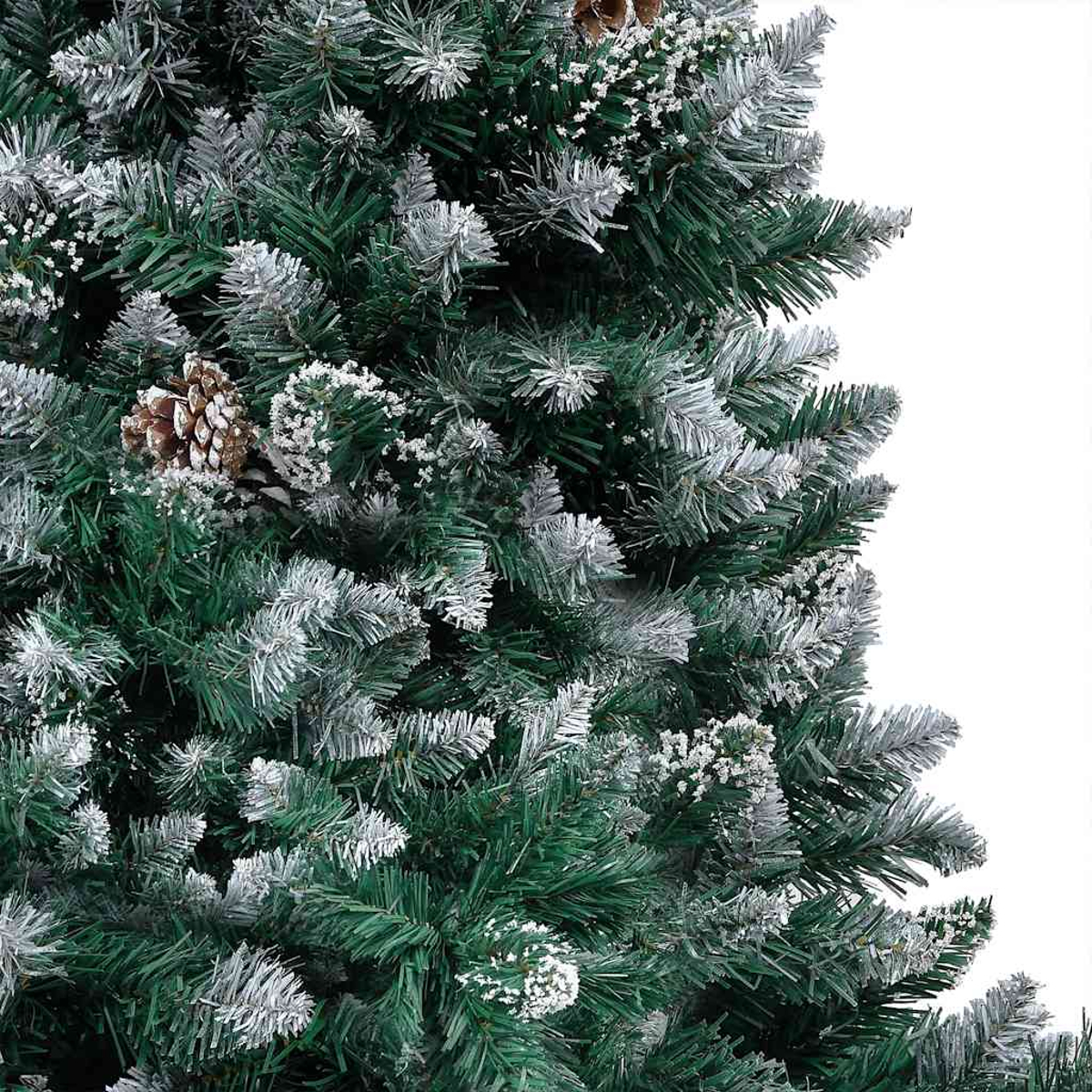 Grüner Weihnachtsbaum mit Zapfen und Kunstschnee bedeckt.