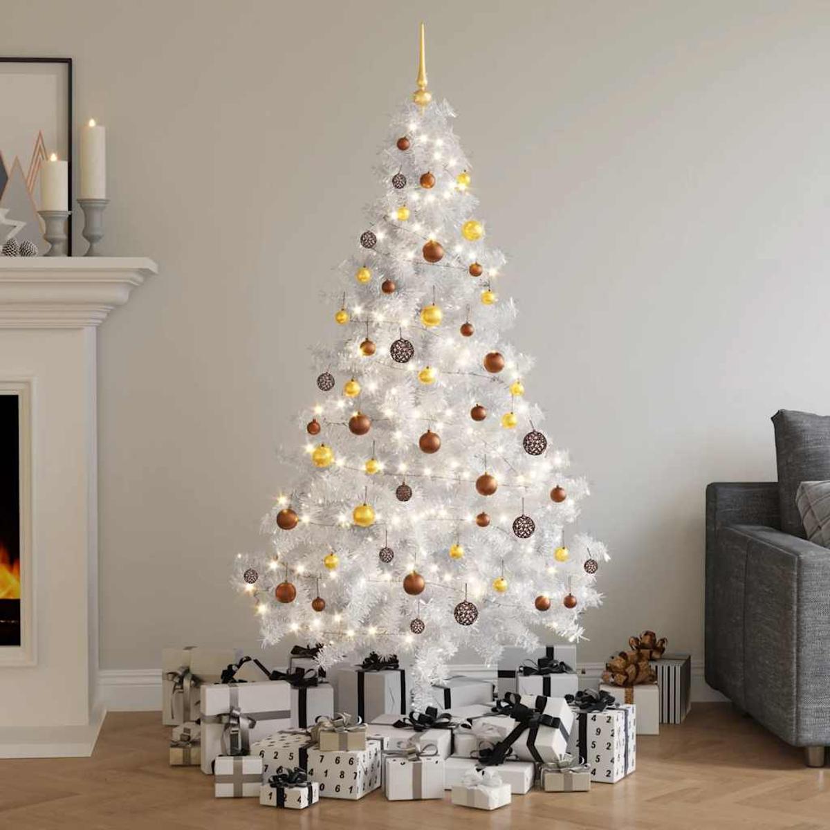 Ein weißer Weihnachtsbaum mit Lichterketten und gold-braunen Kugeln.