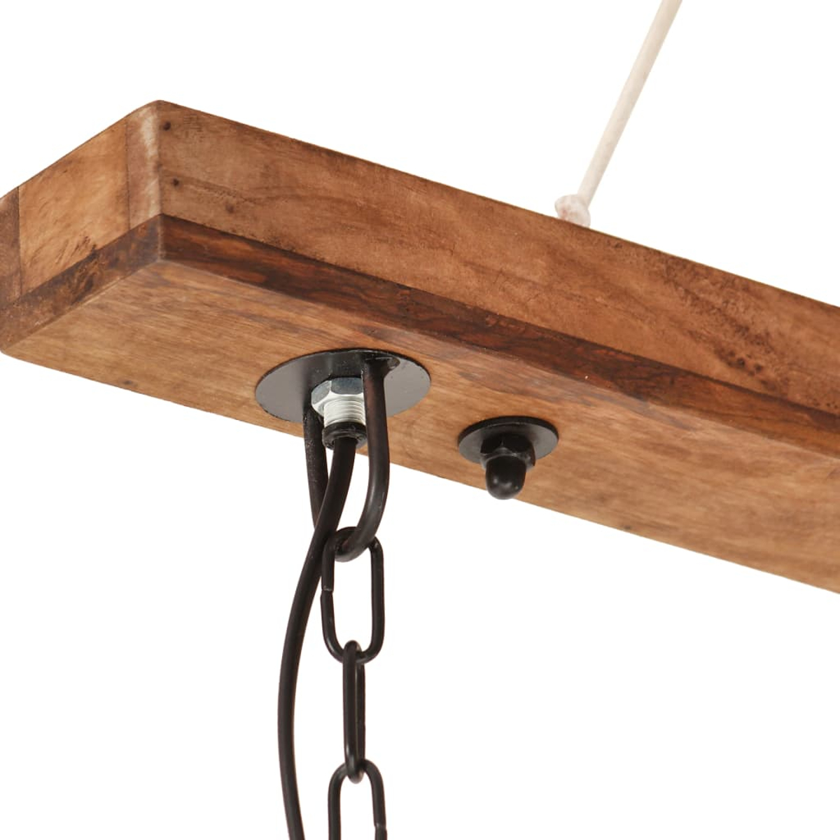 Nahaufnahme eines Holzbalkens mit Metallbeschlägen und angebrachten Ketten.