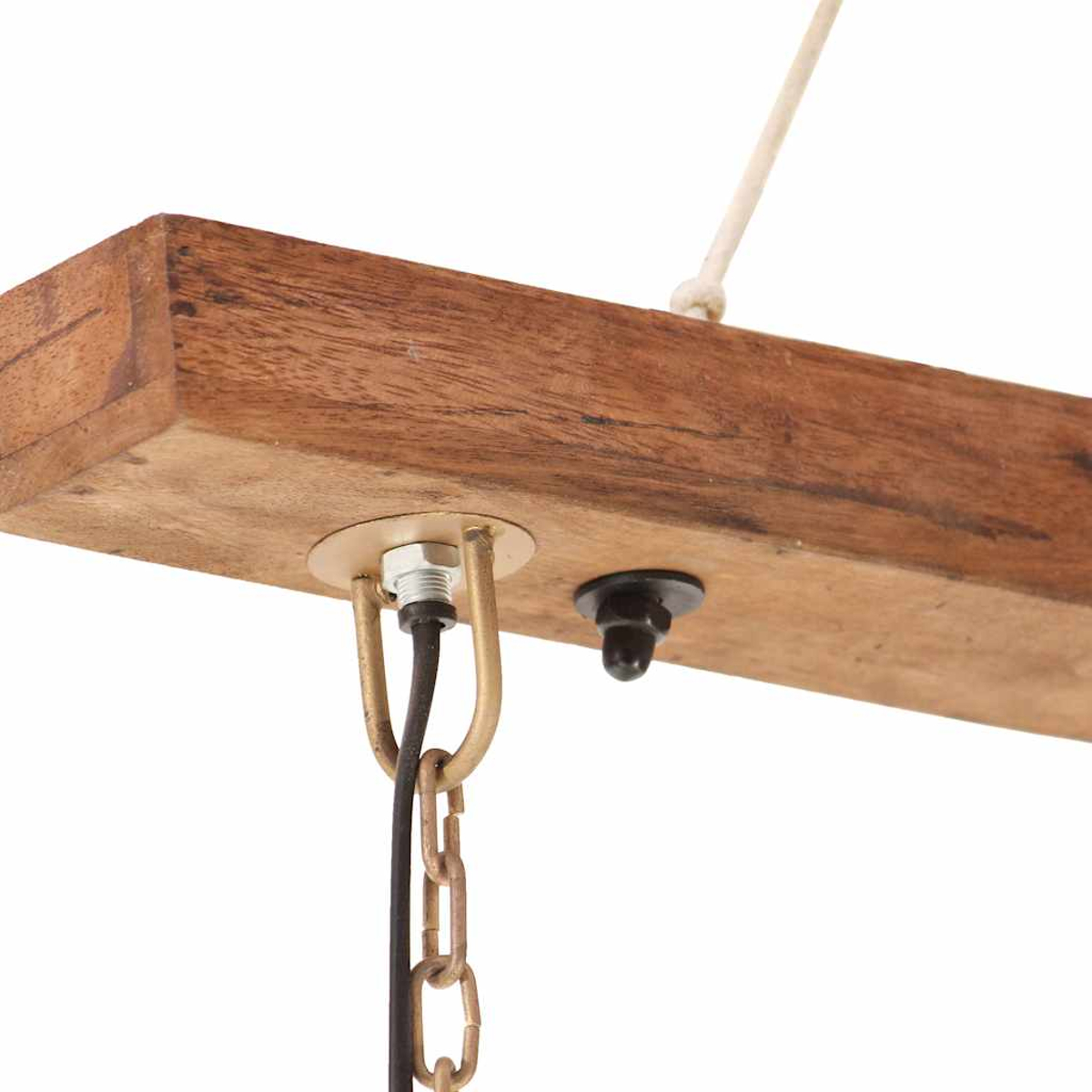 Holzbalken mit Kette und Kabel hängen von einem Seil.
